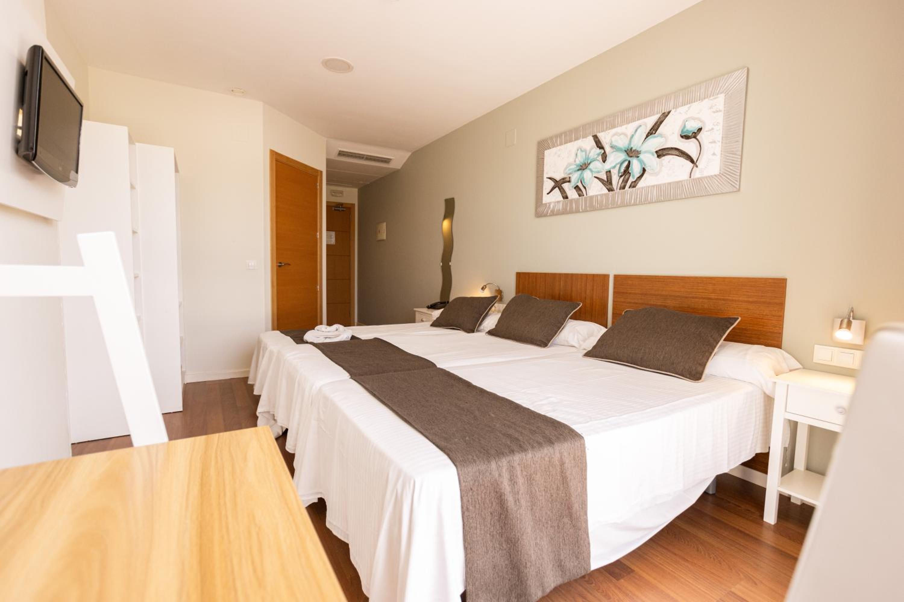 Twin Room with Extra Bed - Photo 1