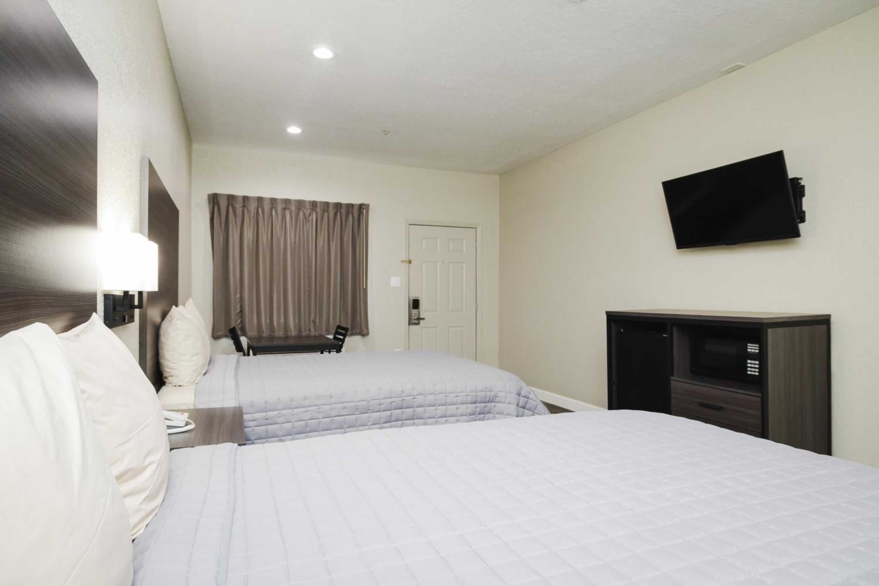 Double Queen Room with Two Queen Beds - Non-Smoking - Photo 9