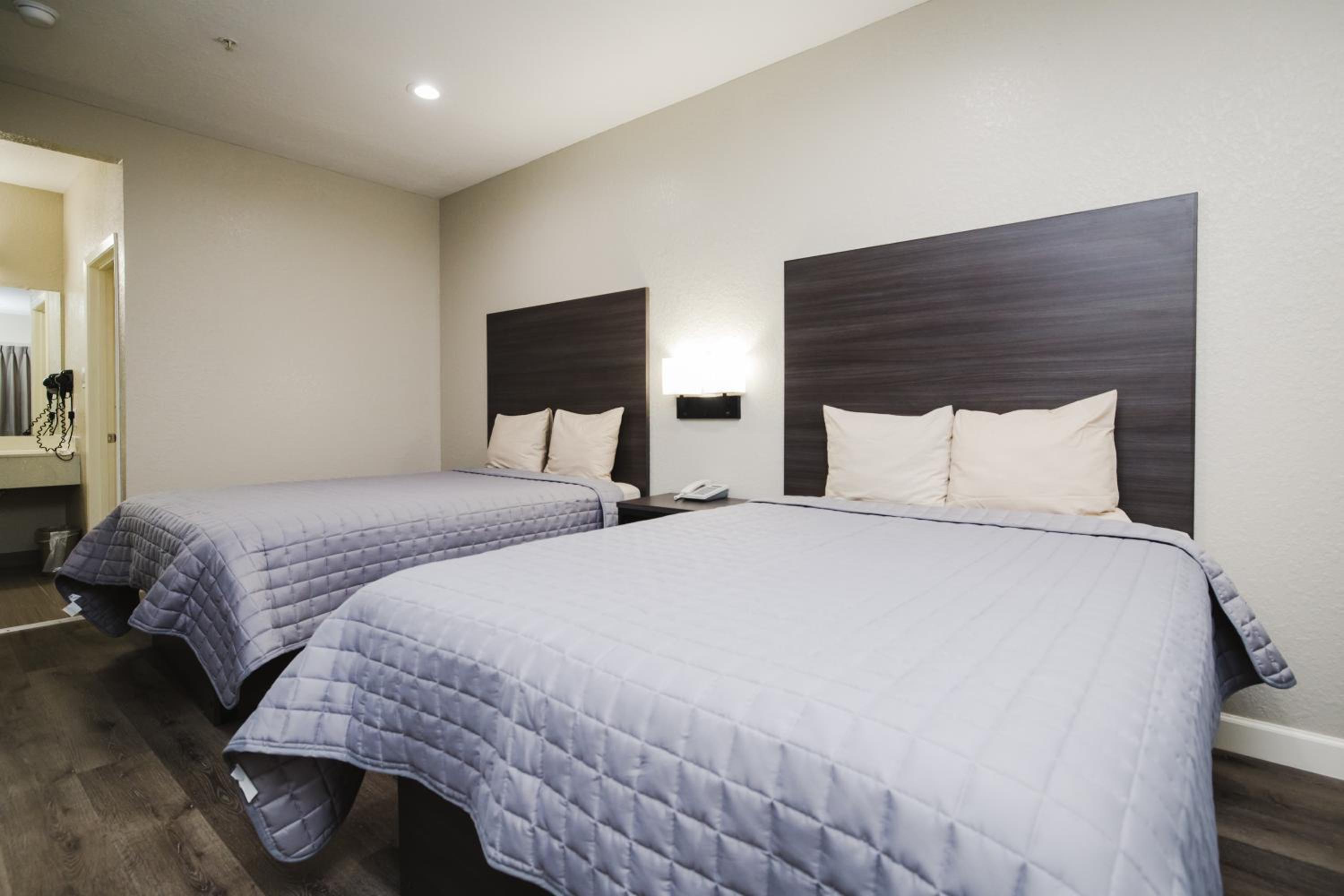 Double Queen Room with Two Queen Beds - Non-Smoking - Photo 10