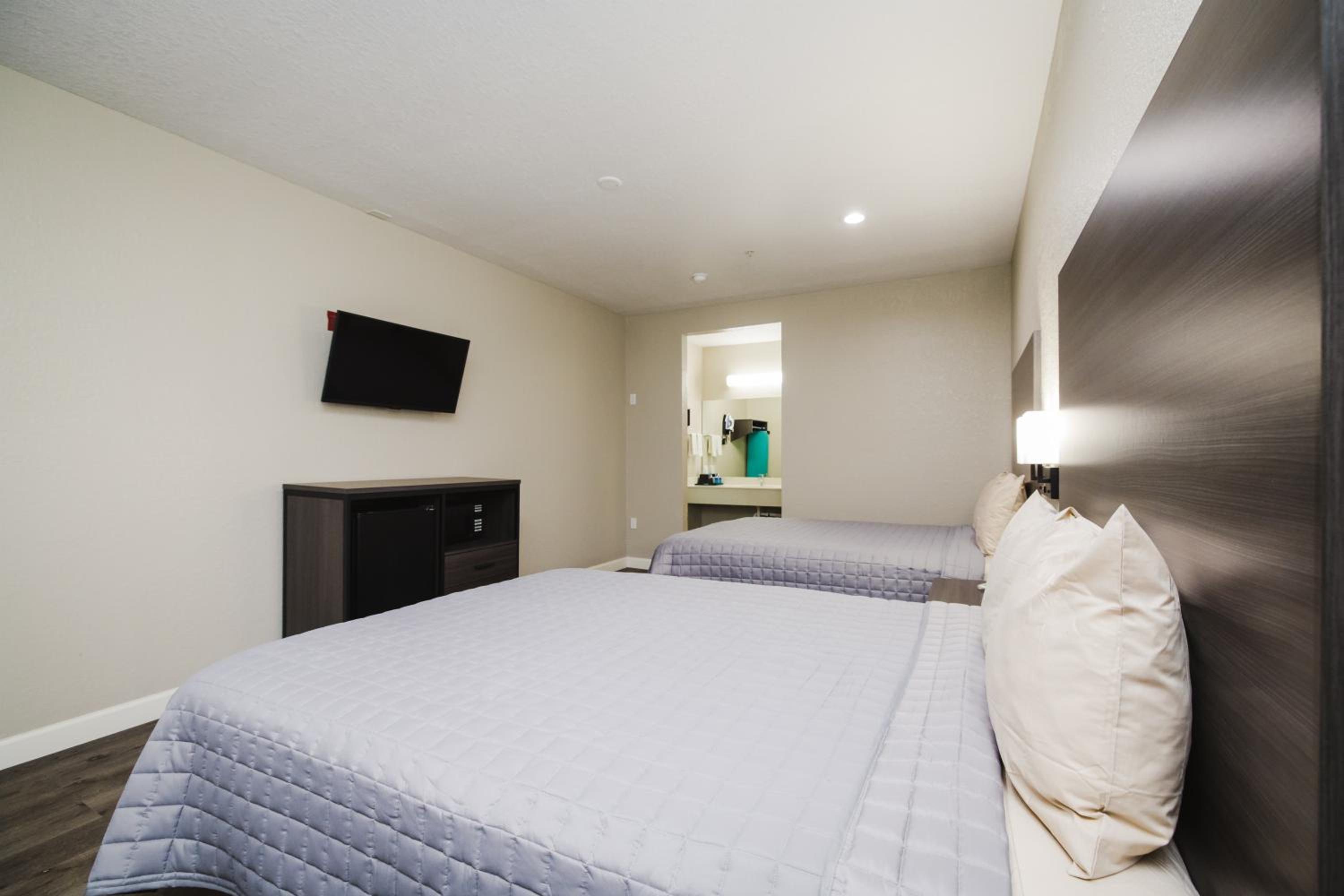 Double Queen Room with Two Queen Beds - Non-Smoking - Photo 2