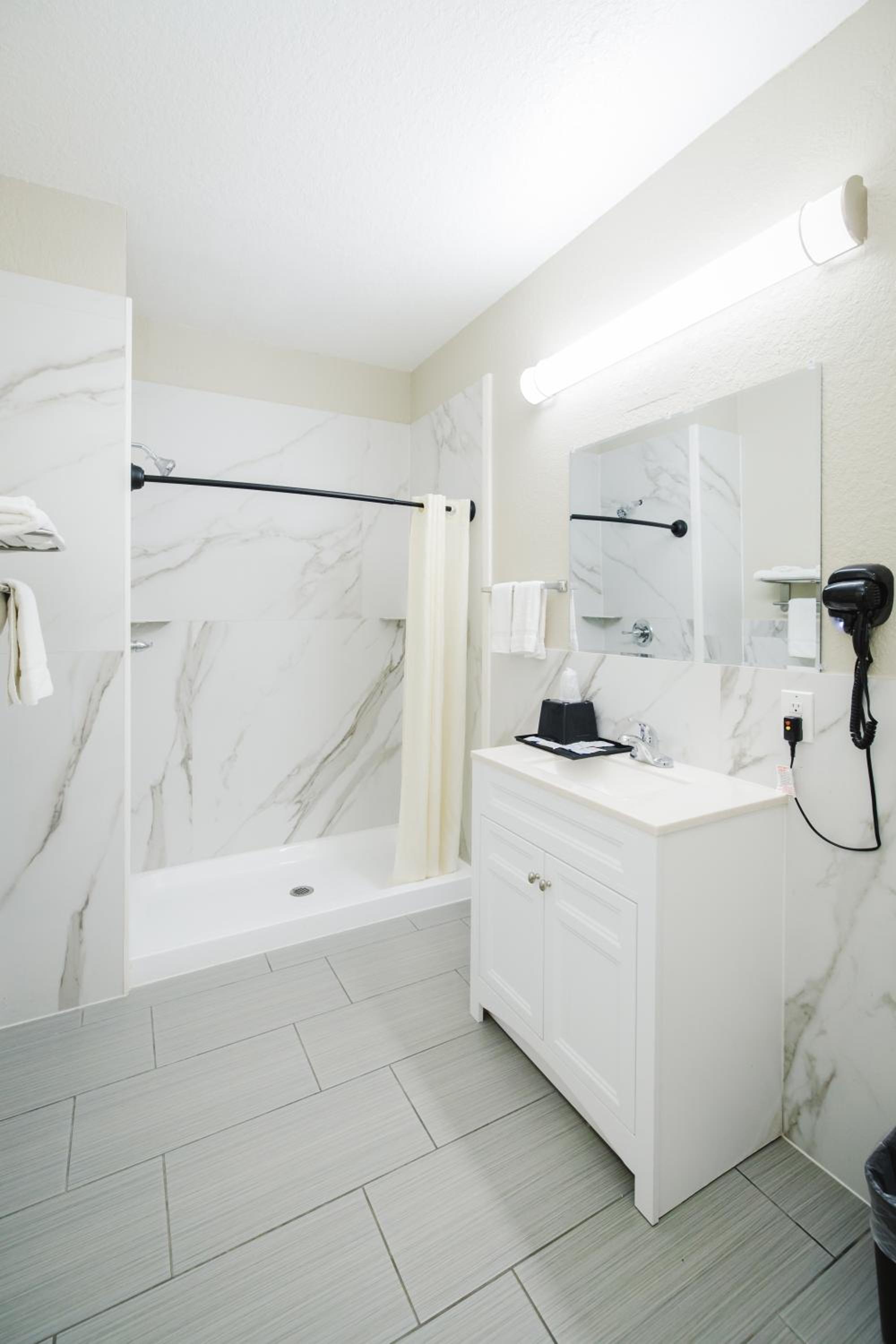 King Room - Non-Smoking - Photo 8