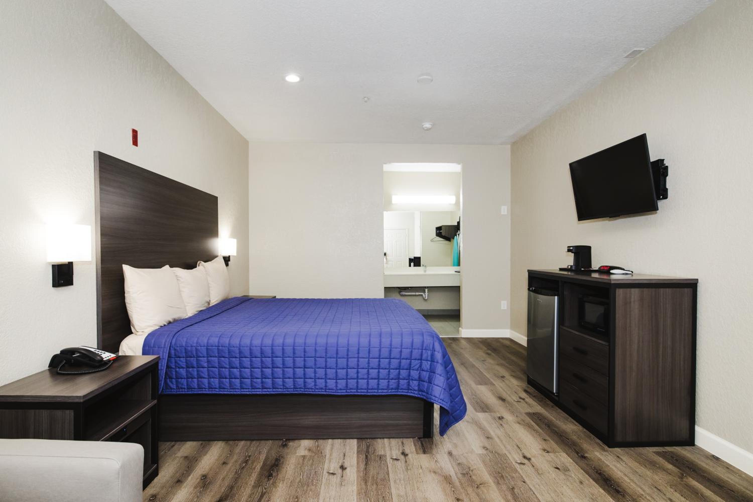 King Room - Non-Smoking - Photo 5