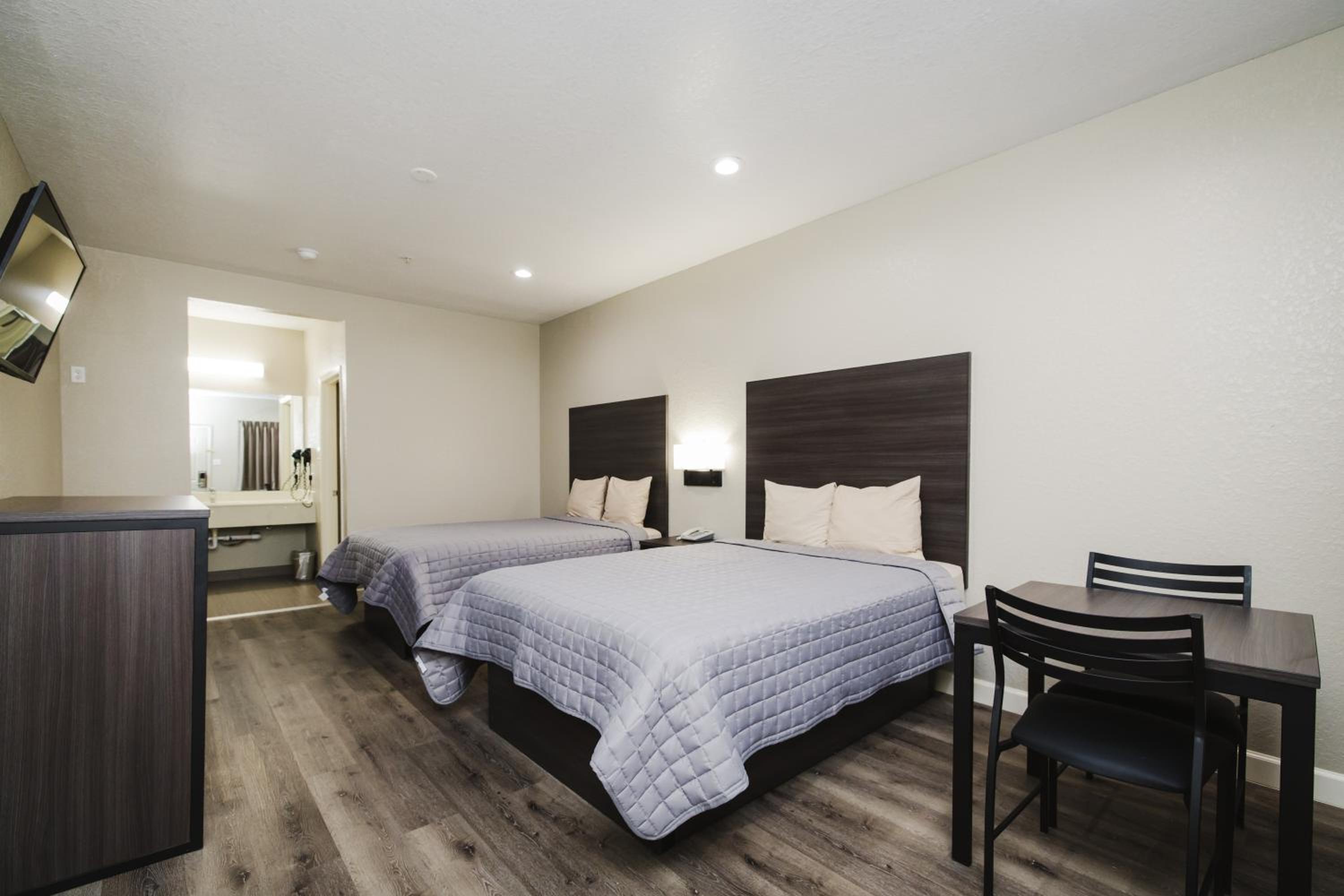 Double Queen Room with Two Queen Beds - Non-Smoking - Photo 5