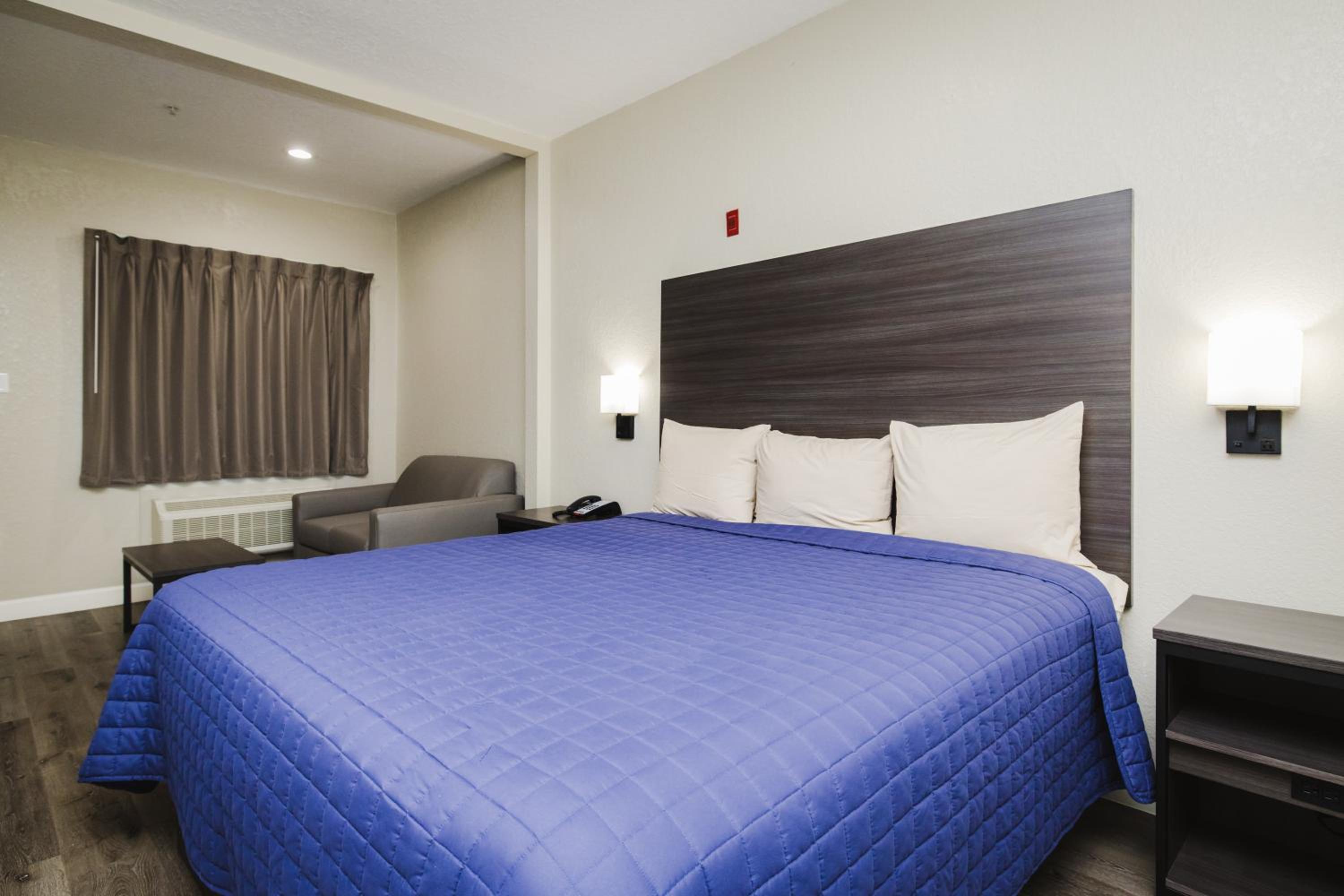 King Room - Non-Smoking - Photo 7