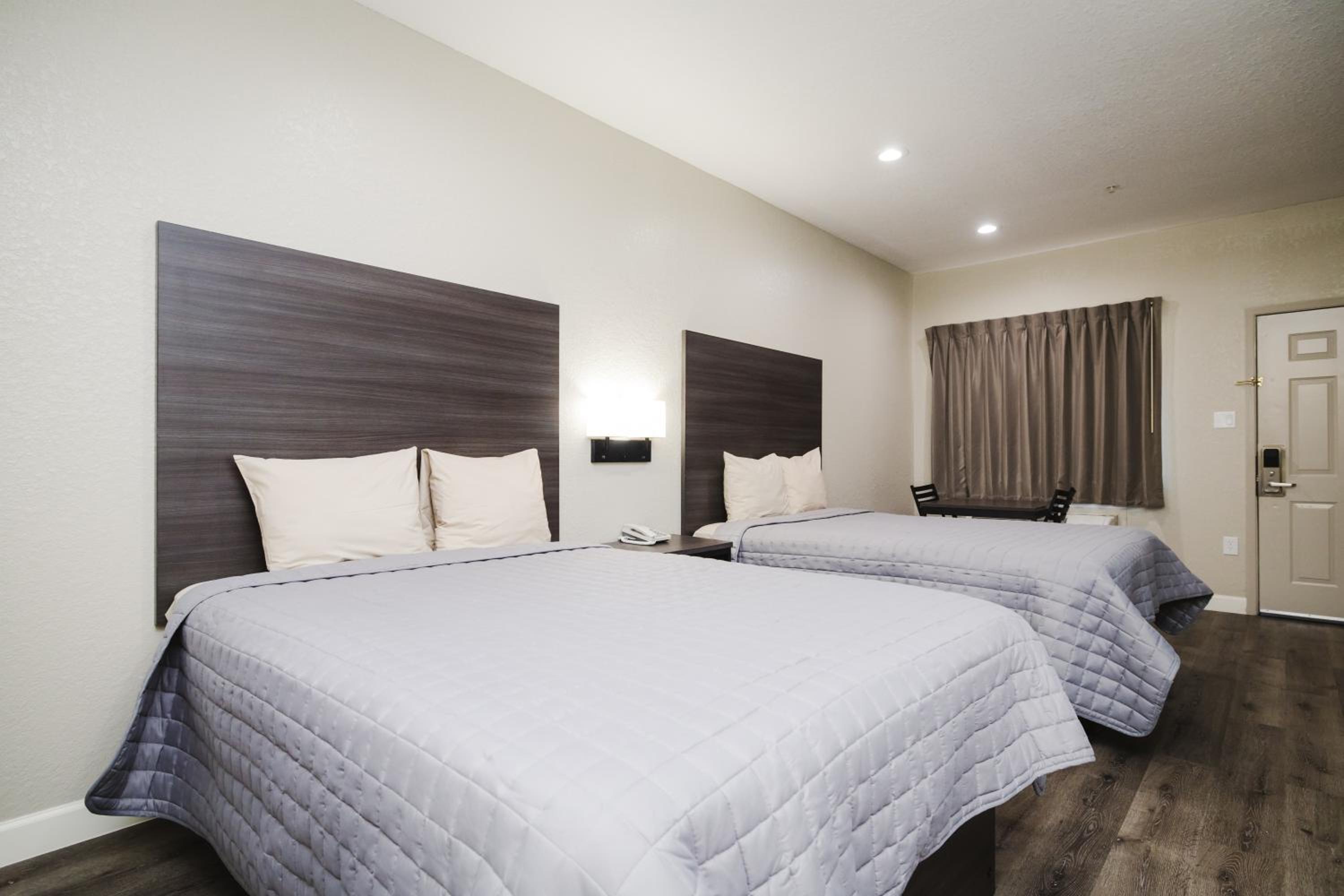 Double Queen Room with Two Queen Beds - Non-Smoking - Photo 3