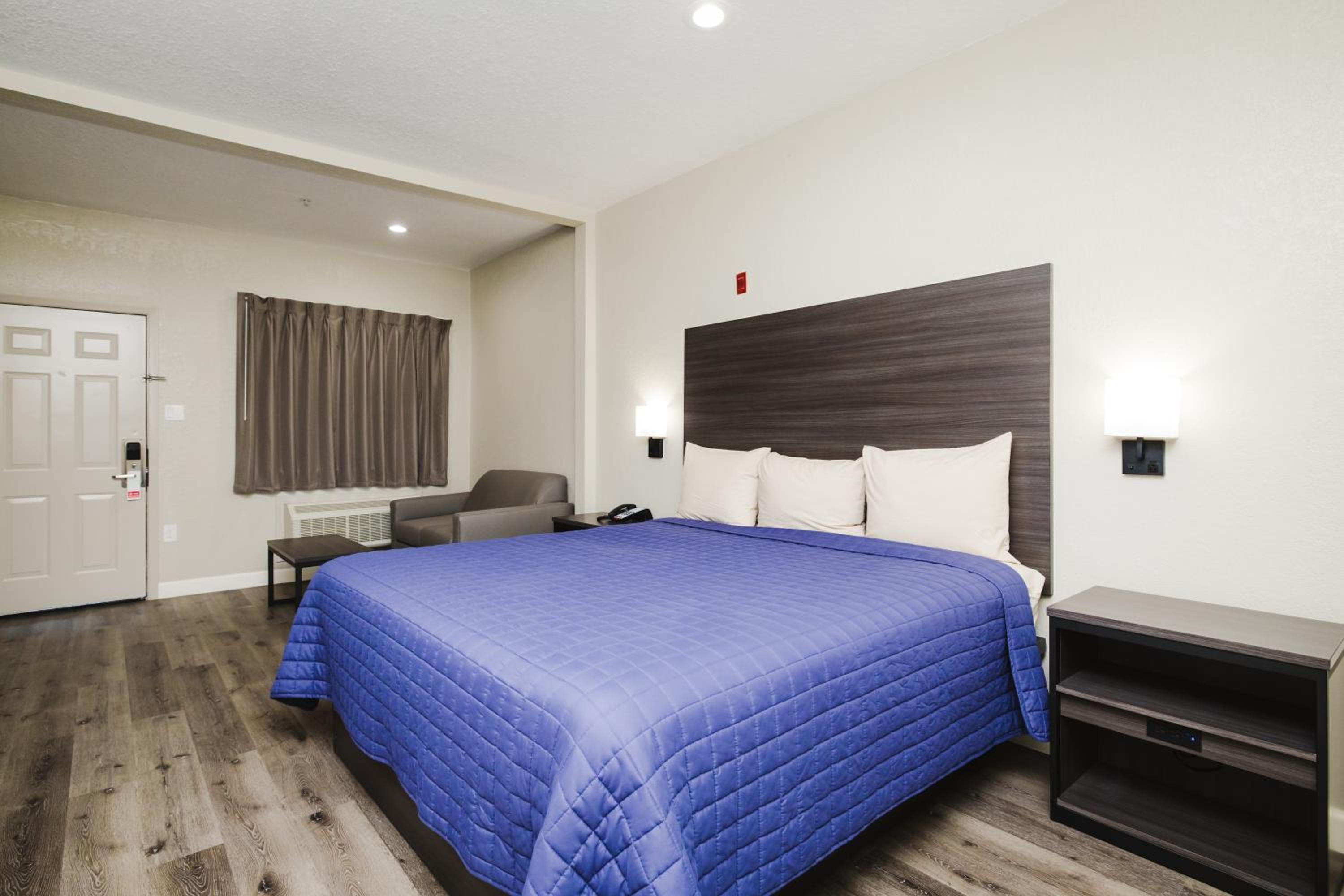 King Room - Non-Smoking - Photo 12