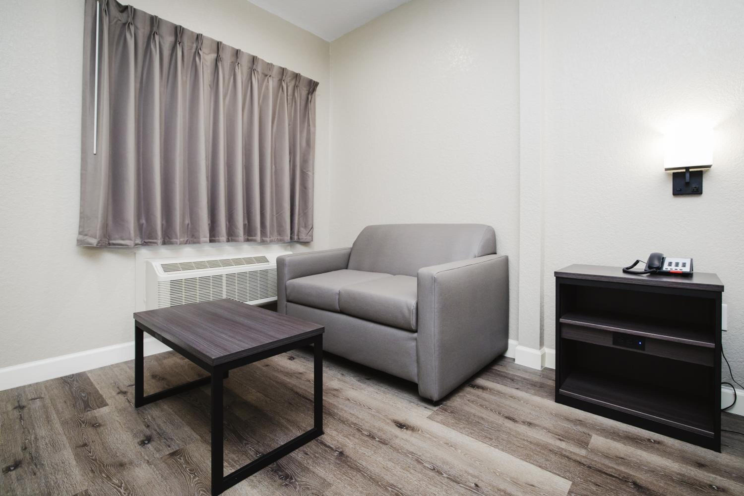 King Room - Non-Smoking - Photo 9