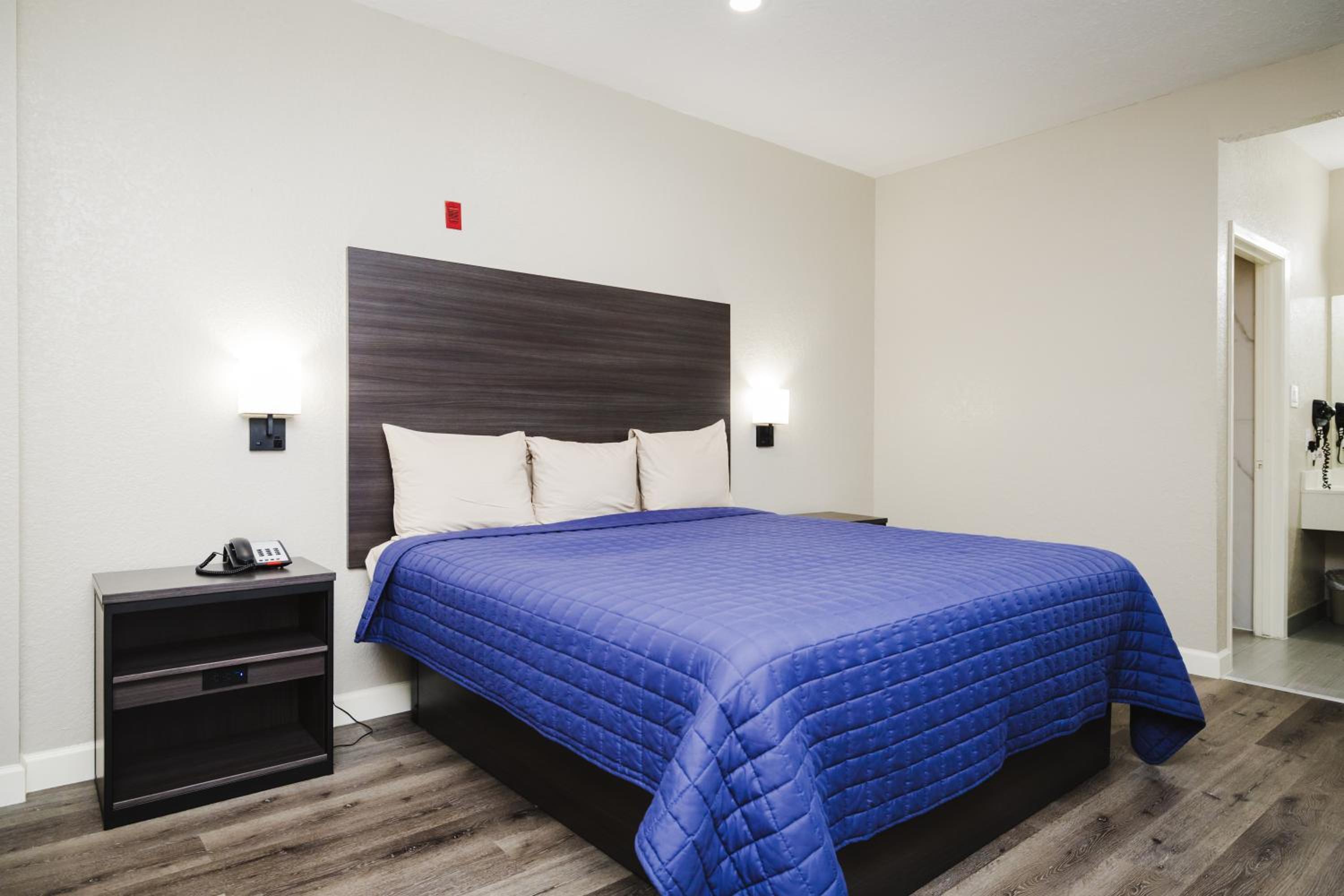 King Room - Non-Smoking - Photo 6