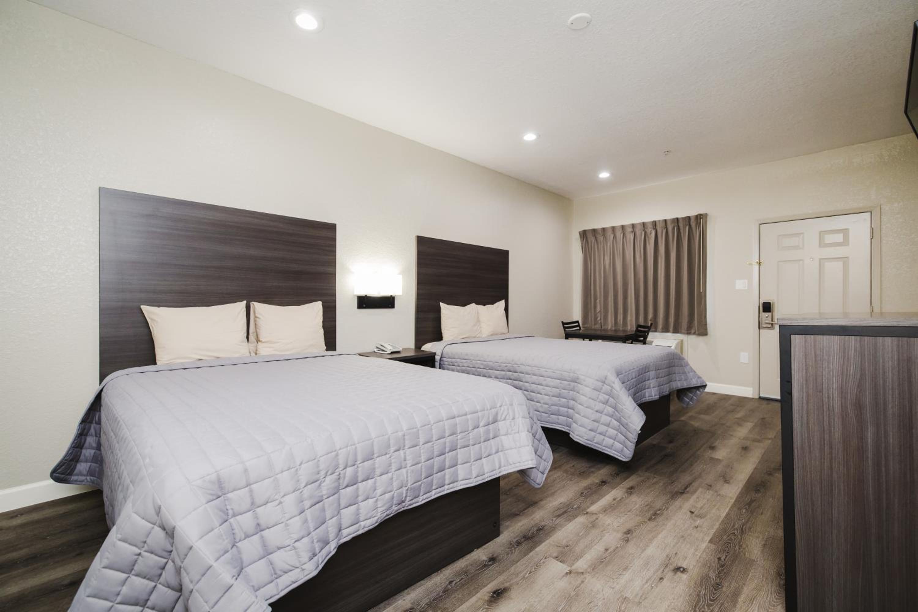 Double Queen Room with Two Queen Beds - Non-Smoking - Photo 4