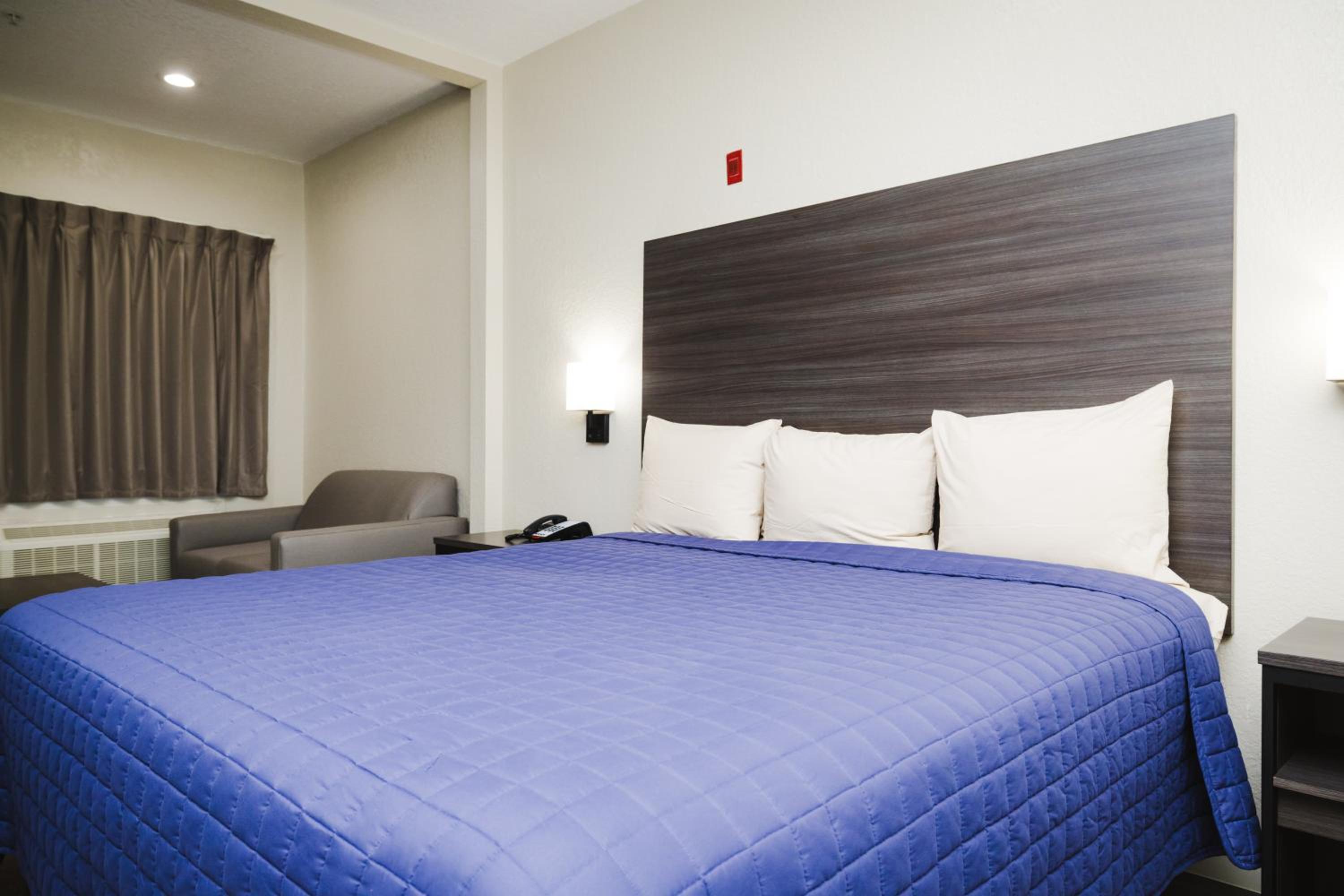 King Room - Non-Smoking - Photo 2