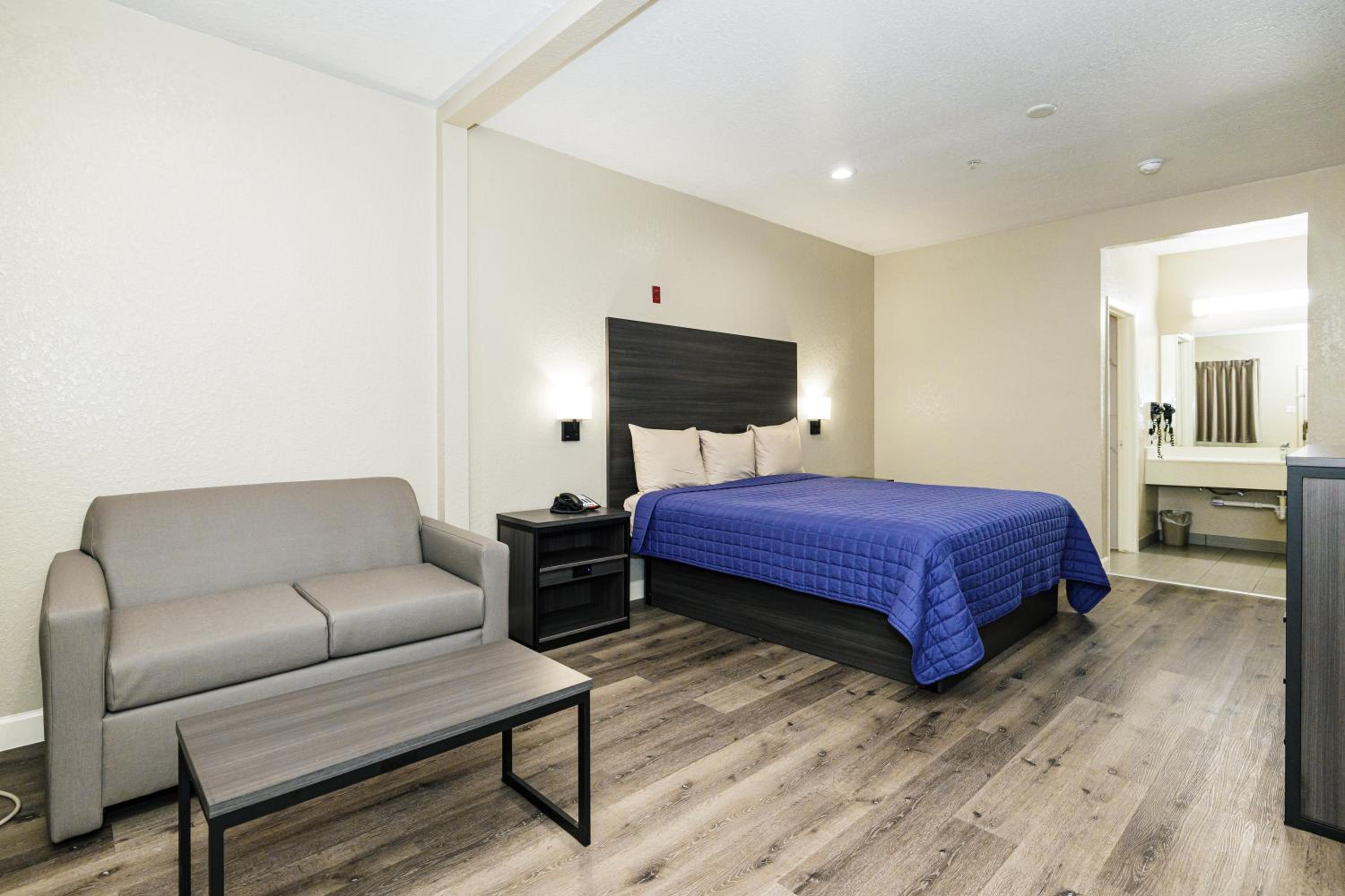King Room - Non-Smoking - Photo 10
