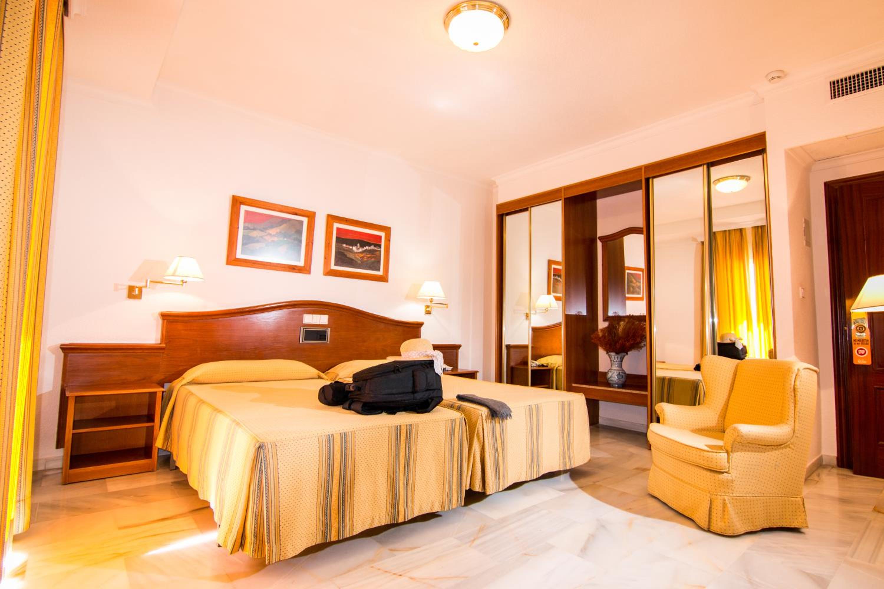 Twin Room with Extra Bed (2 Adults + 1 Child) photo 3
