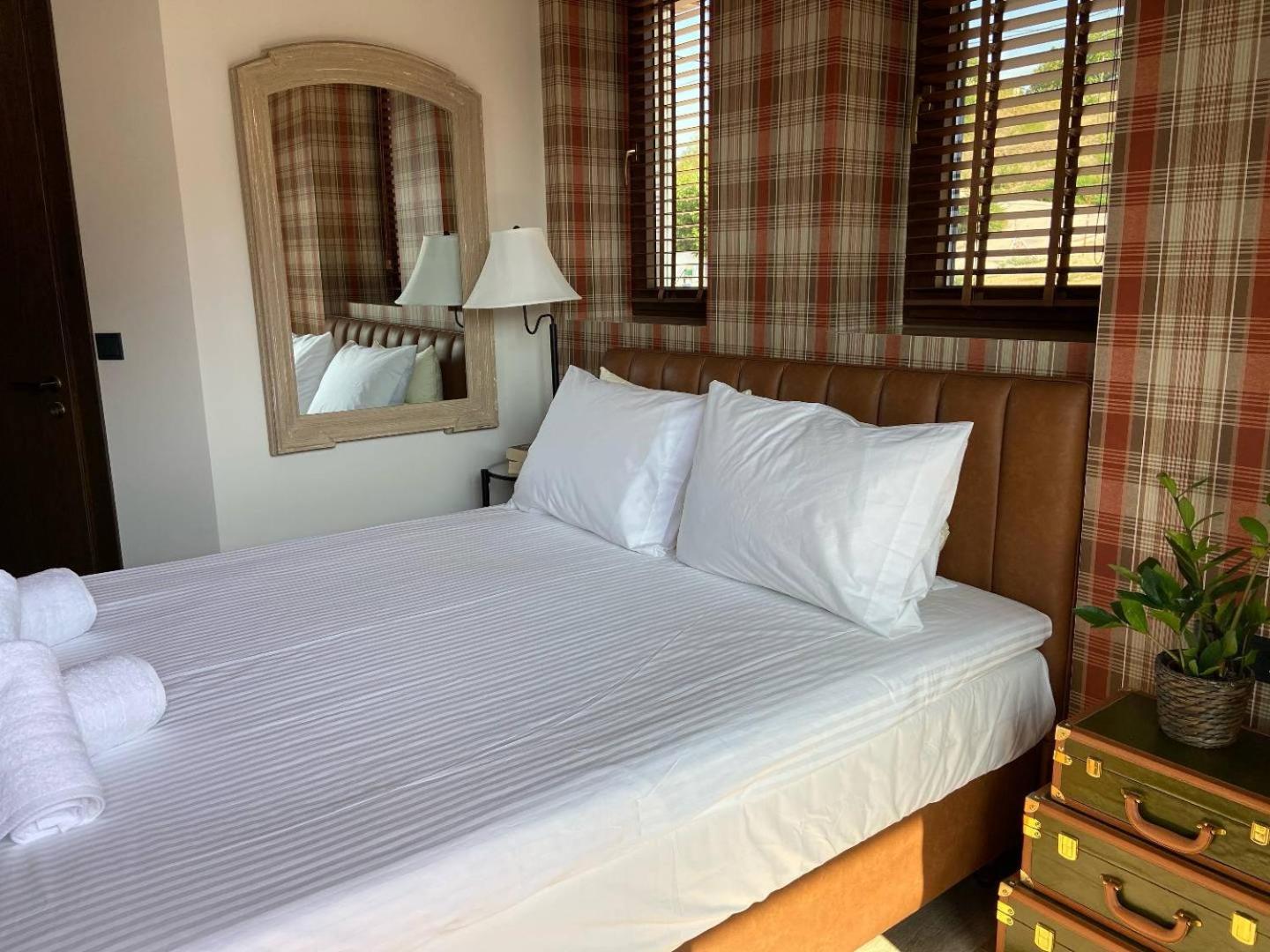 Double Room with Lake View - Photo 3