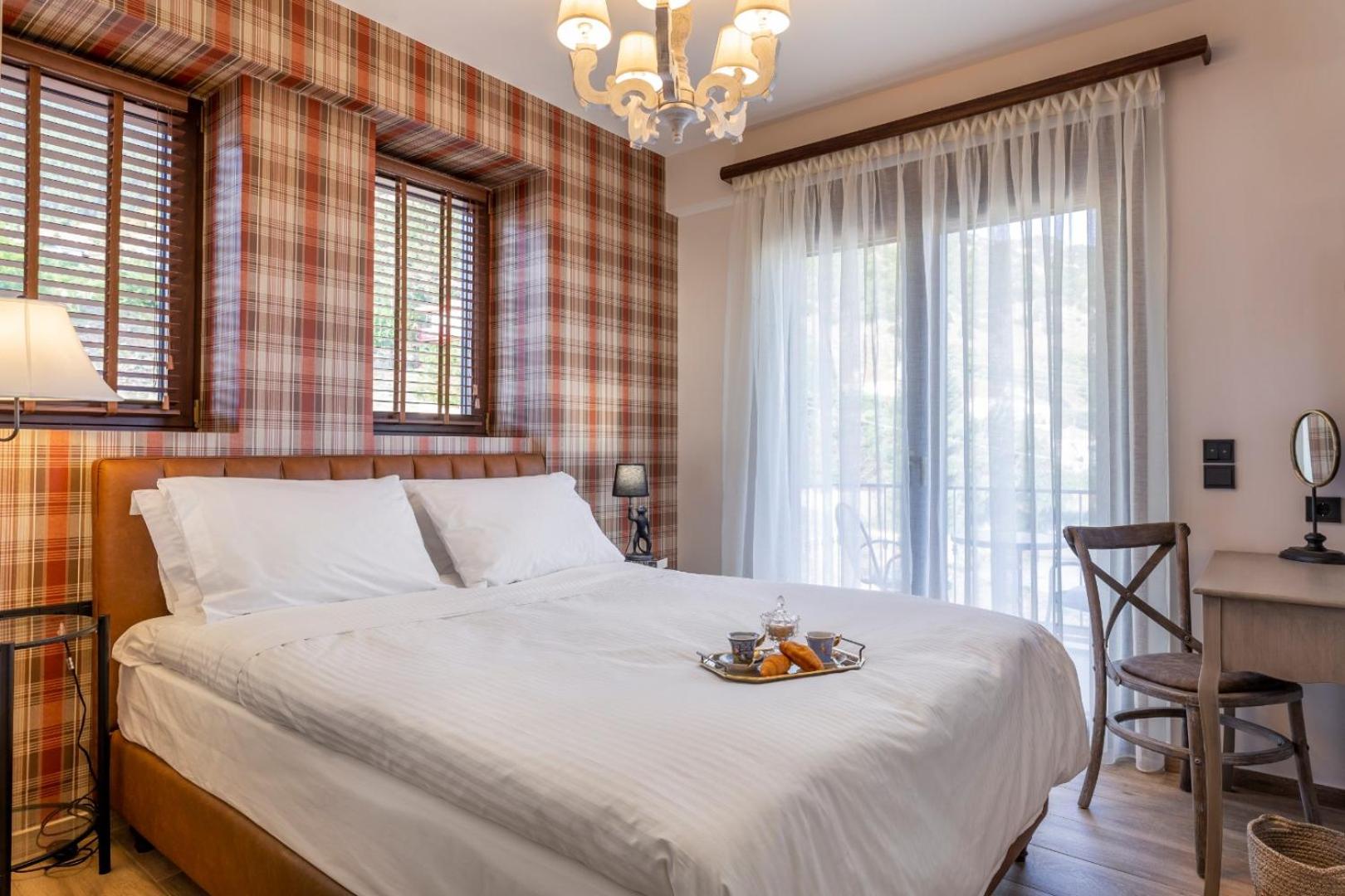 Double Room with Lake View - Photo 5