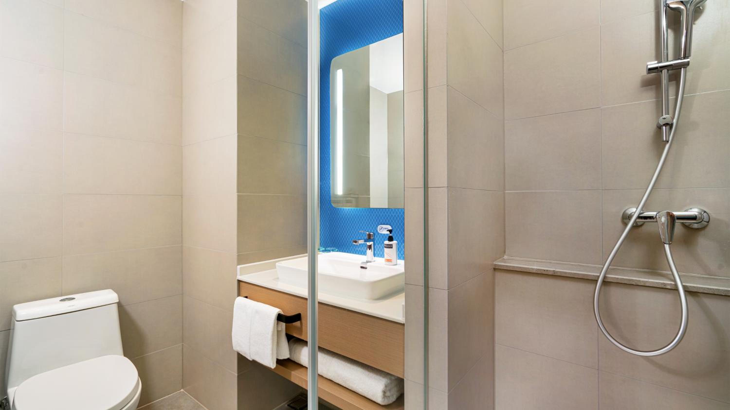 Standard Twin Room with River View - Photo 2