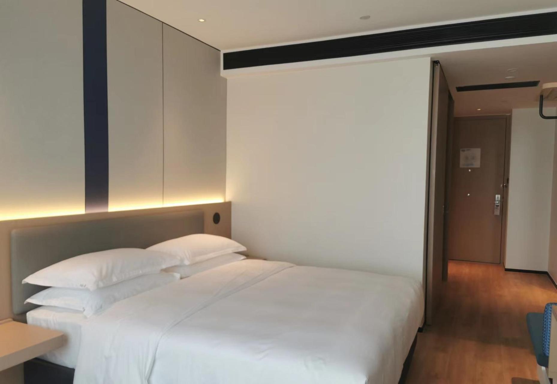 Standard King Room - Accessible - Photo 3
