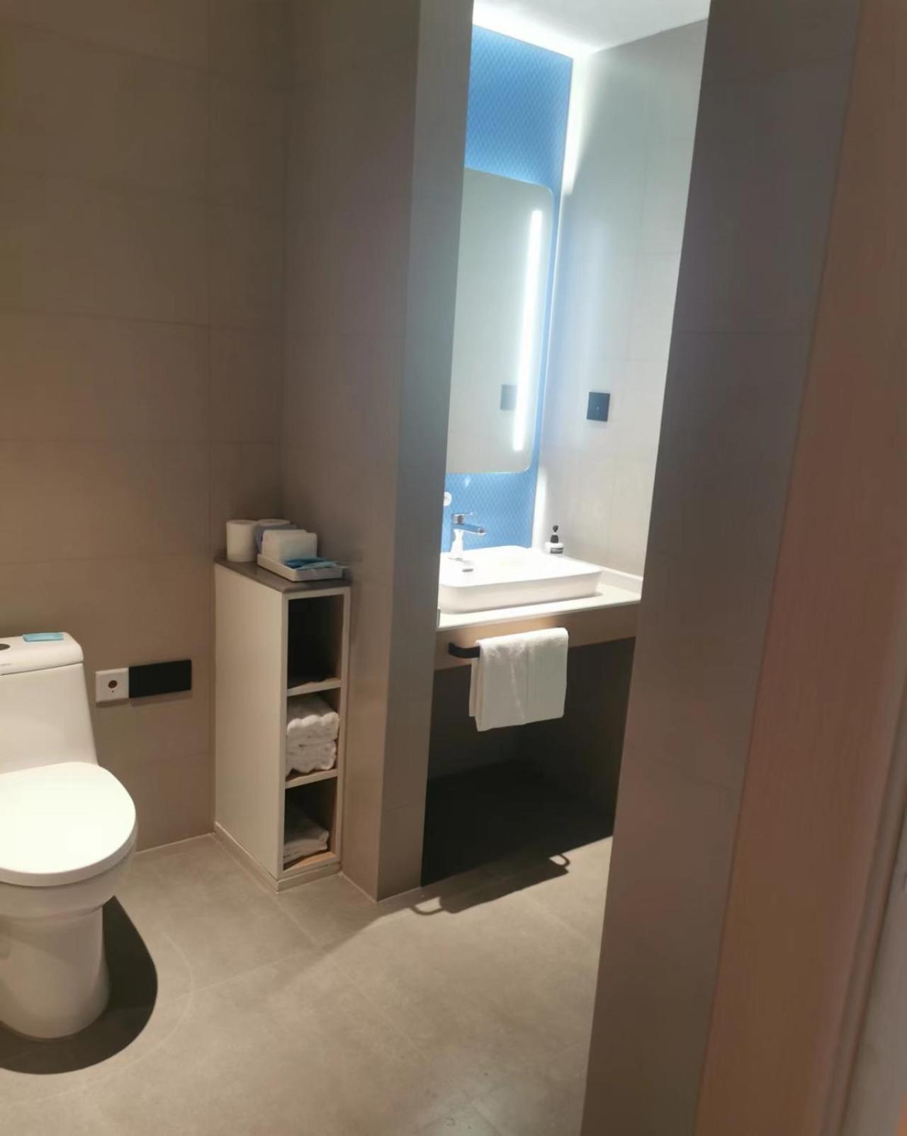 Standard King Room - Accessible - Photo 2