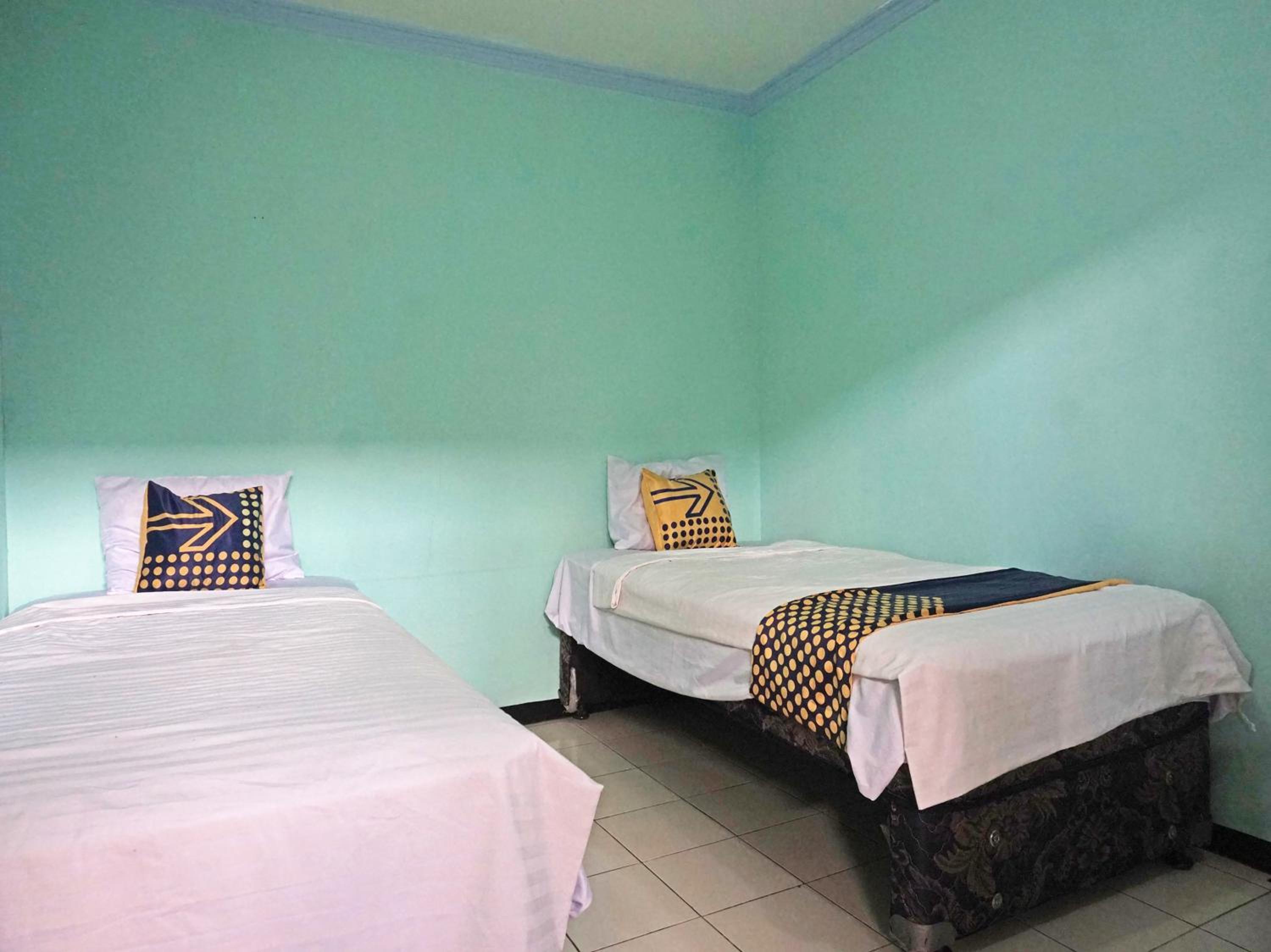 Economy Twin Room photo 2