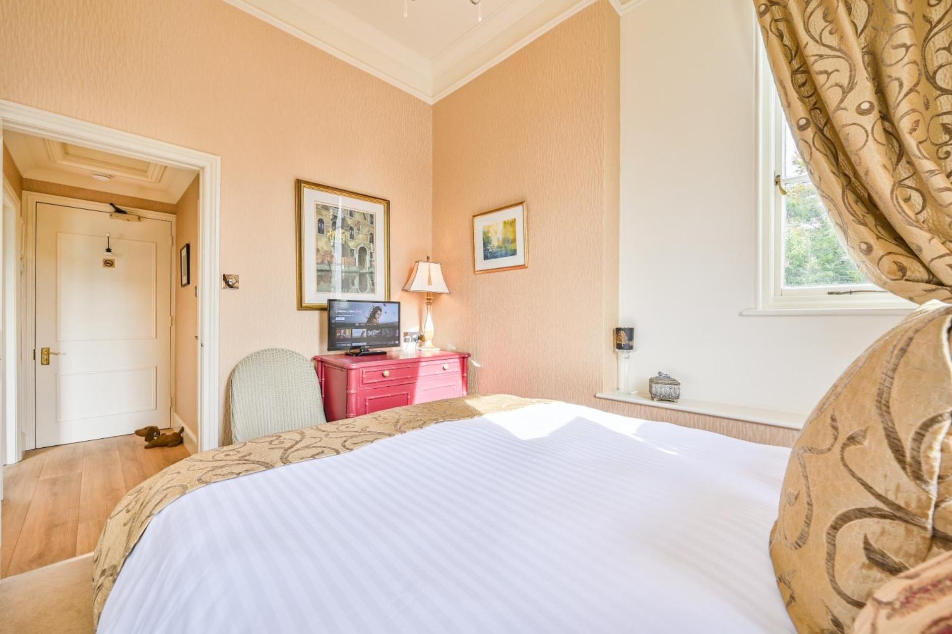 Standard One-Bedroom Apartment - Photo 3