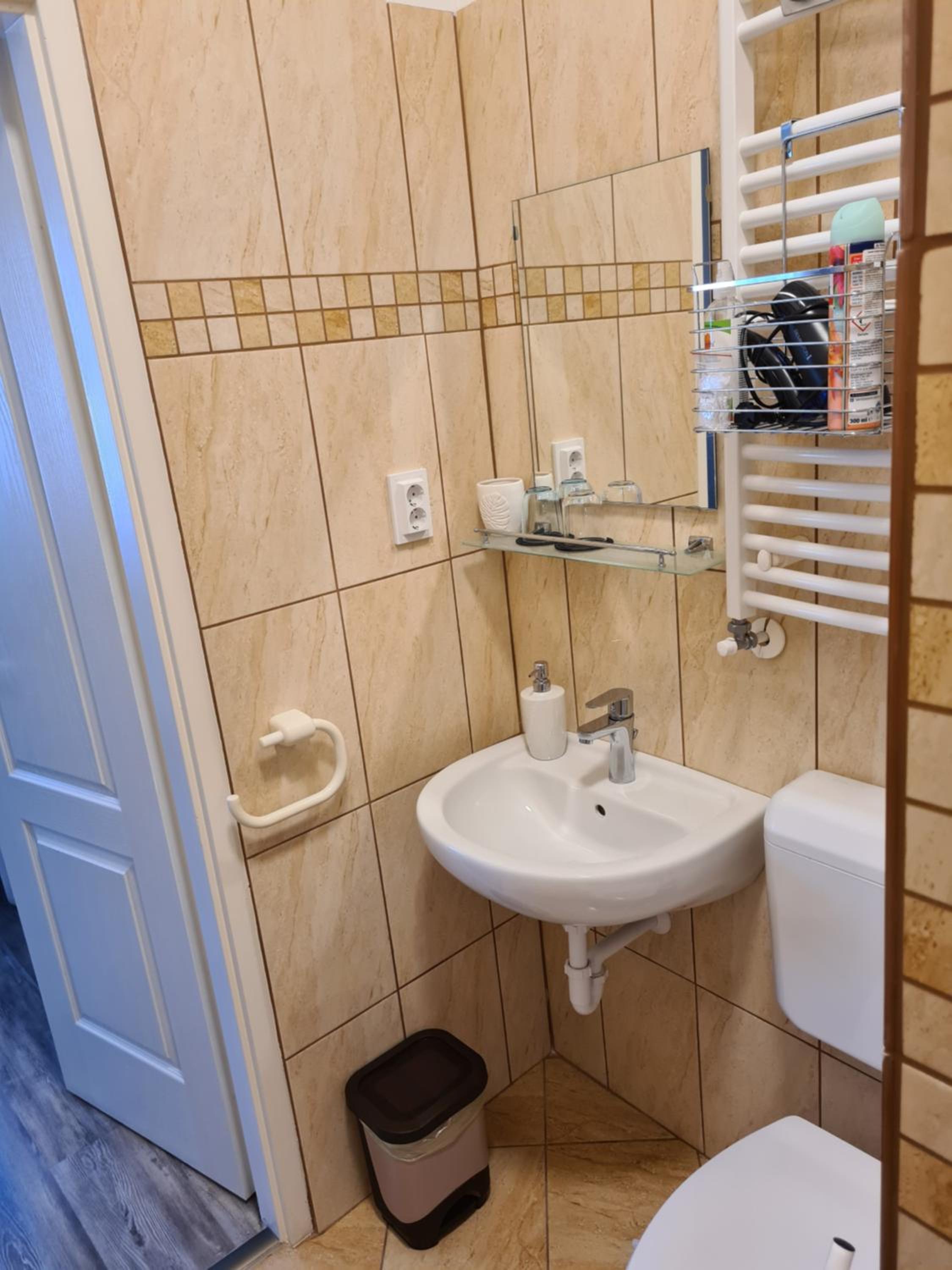 Double Room with Private Bathroom - Photo 3