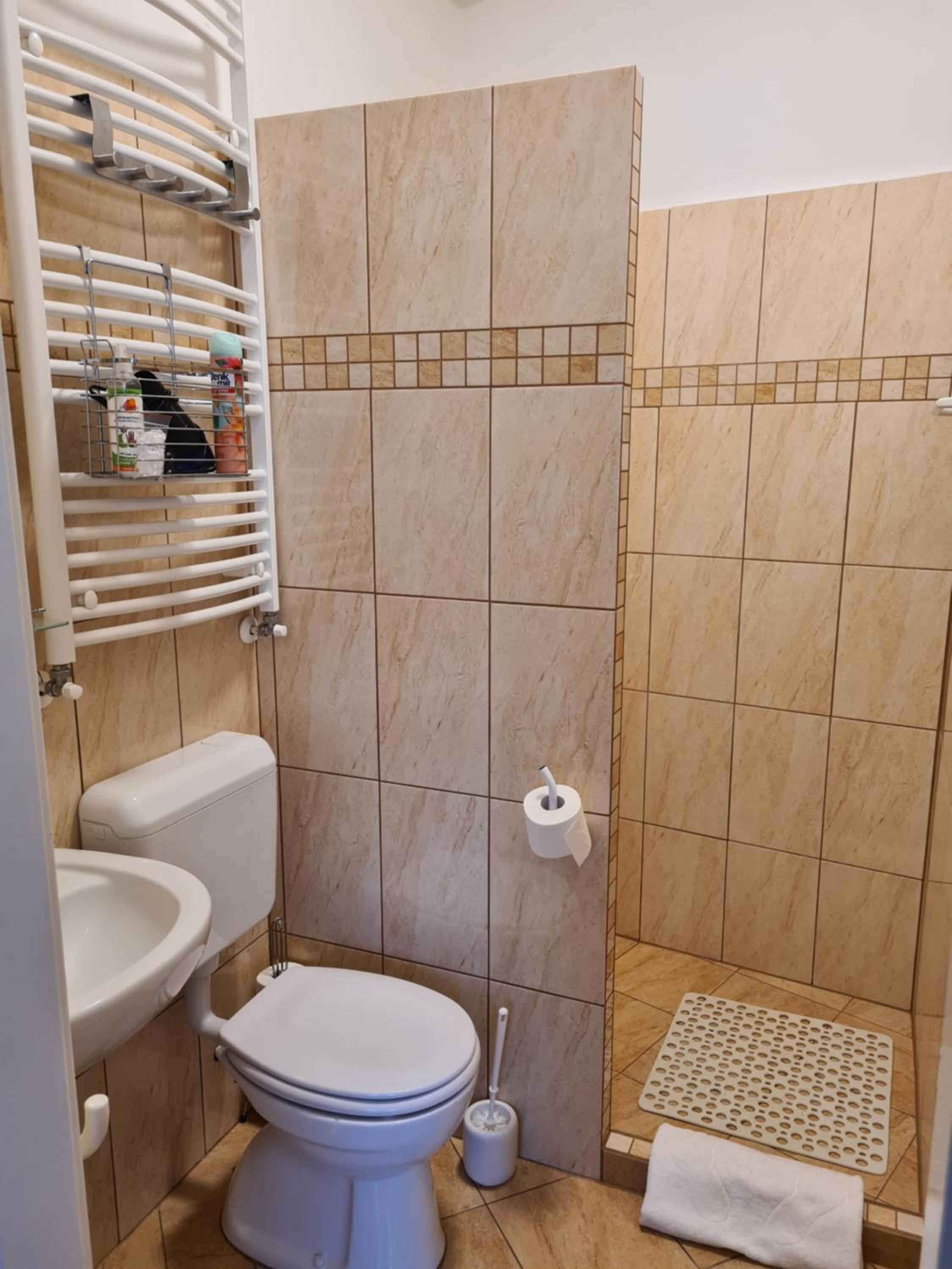 Double Room with Private Bathroom - Photo 4