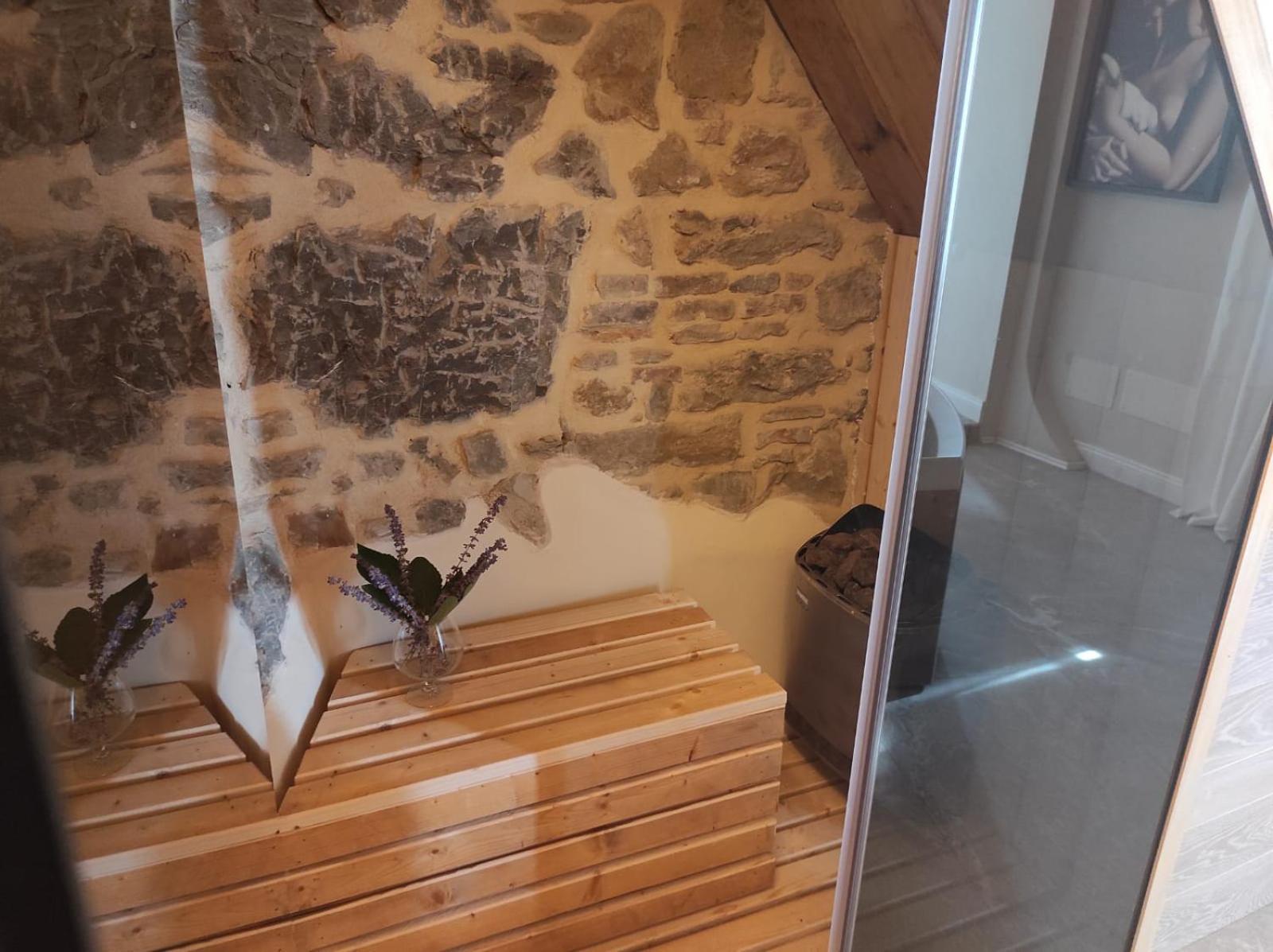 Double Room with Spa Bath - Photo 16