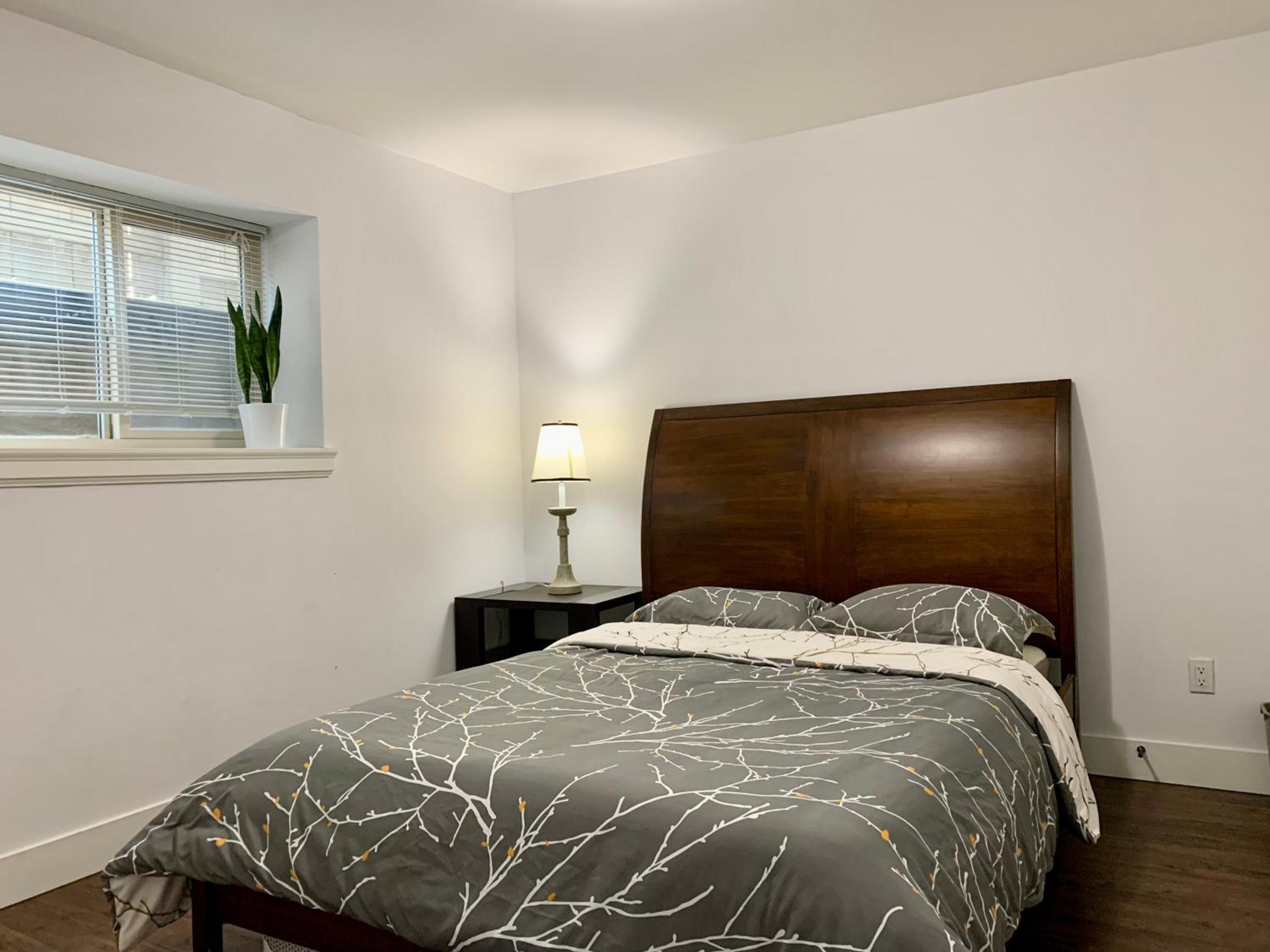 Queen Room With Shared Bathroom photo 1