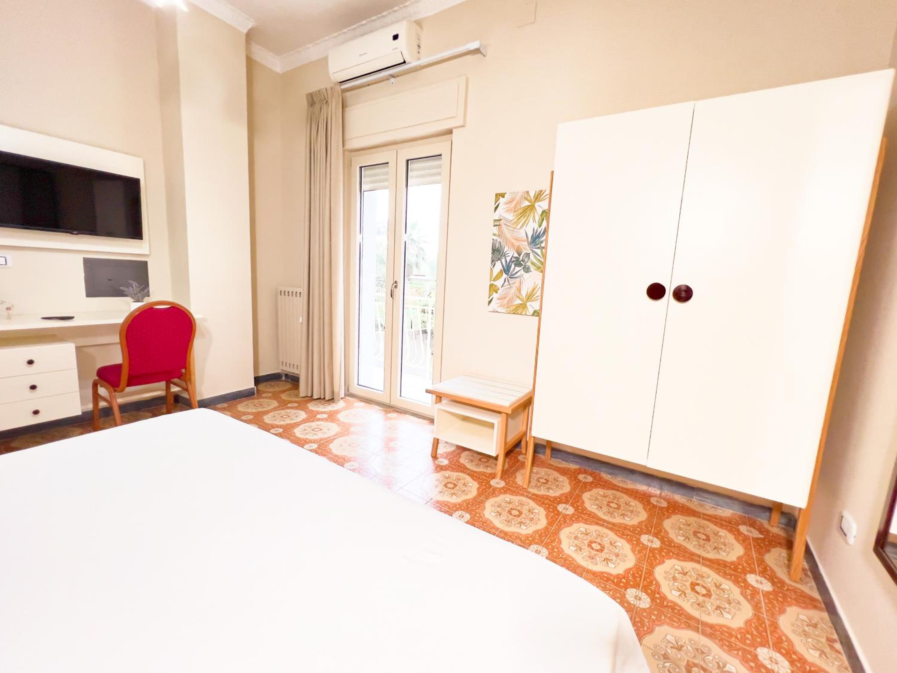 Large Double Room - Photo 18