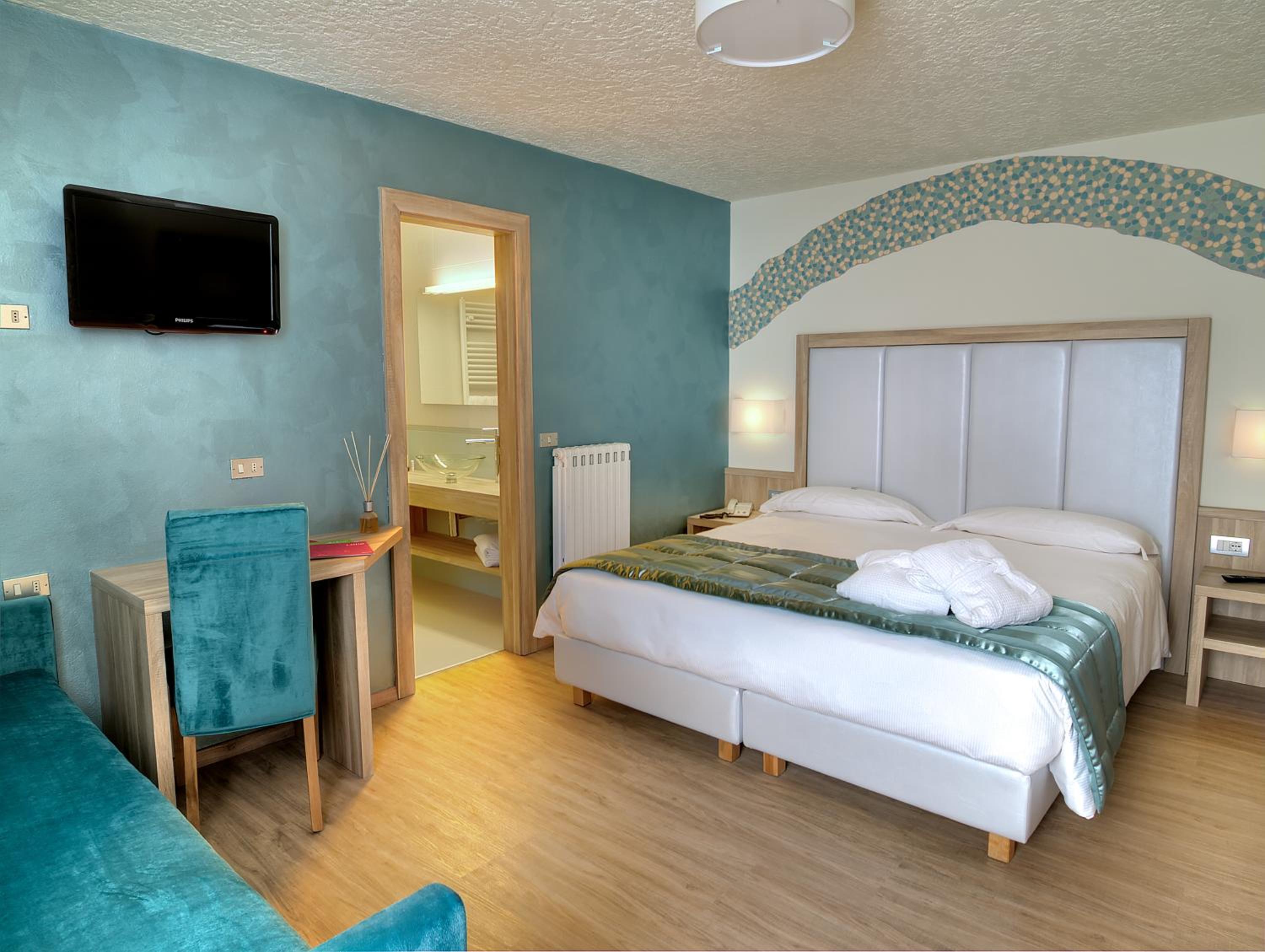 Quadruple Room with Bathroom - Photo 5