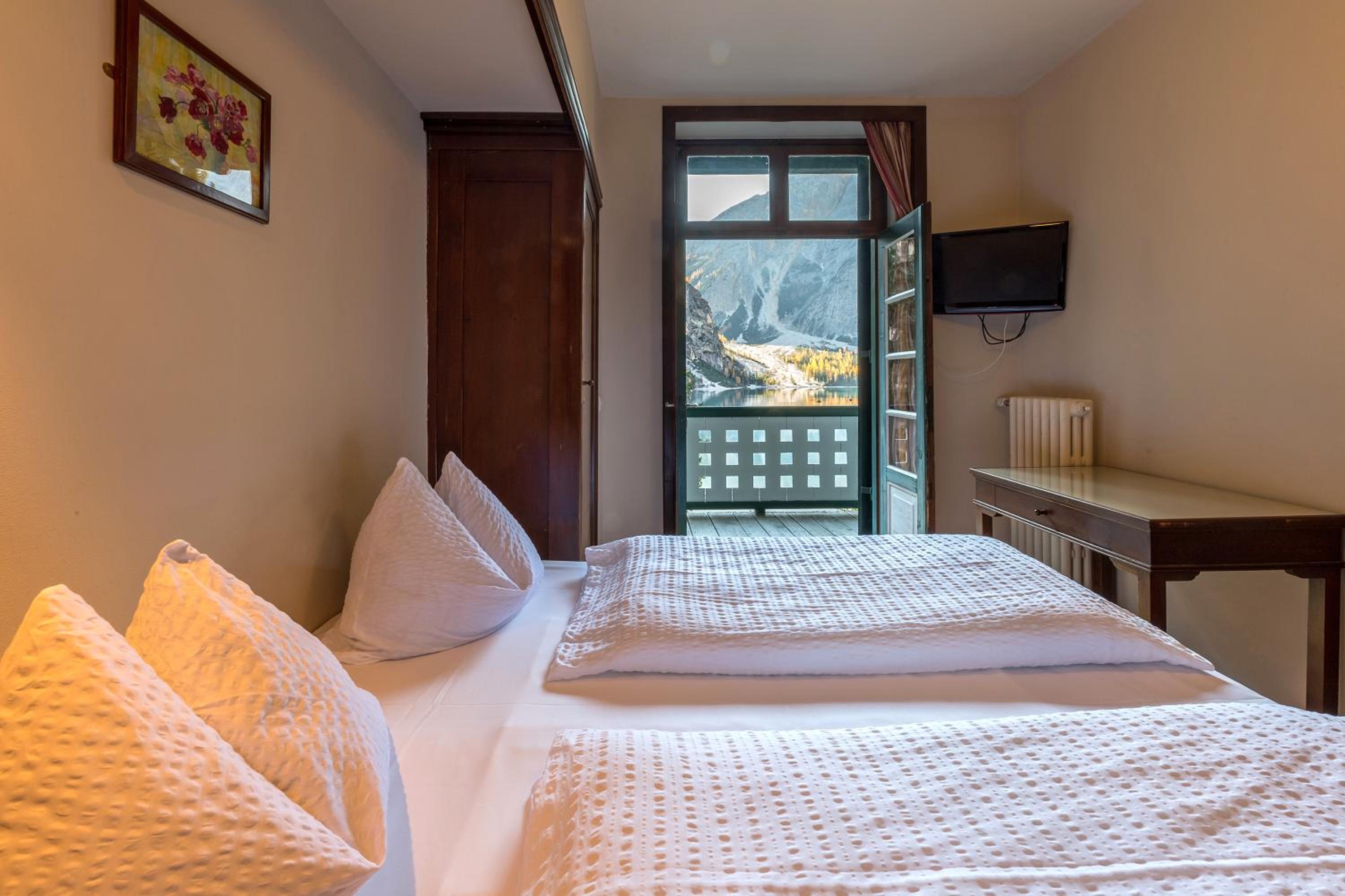 Standard Double Room with Lake View - Photo 1