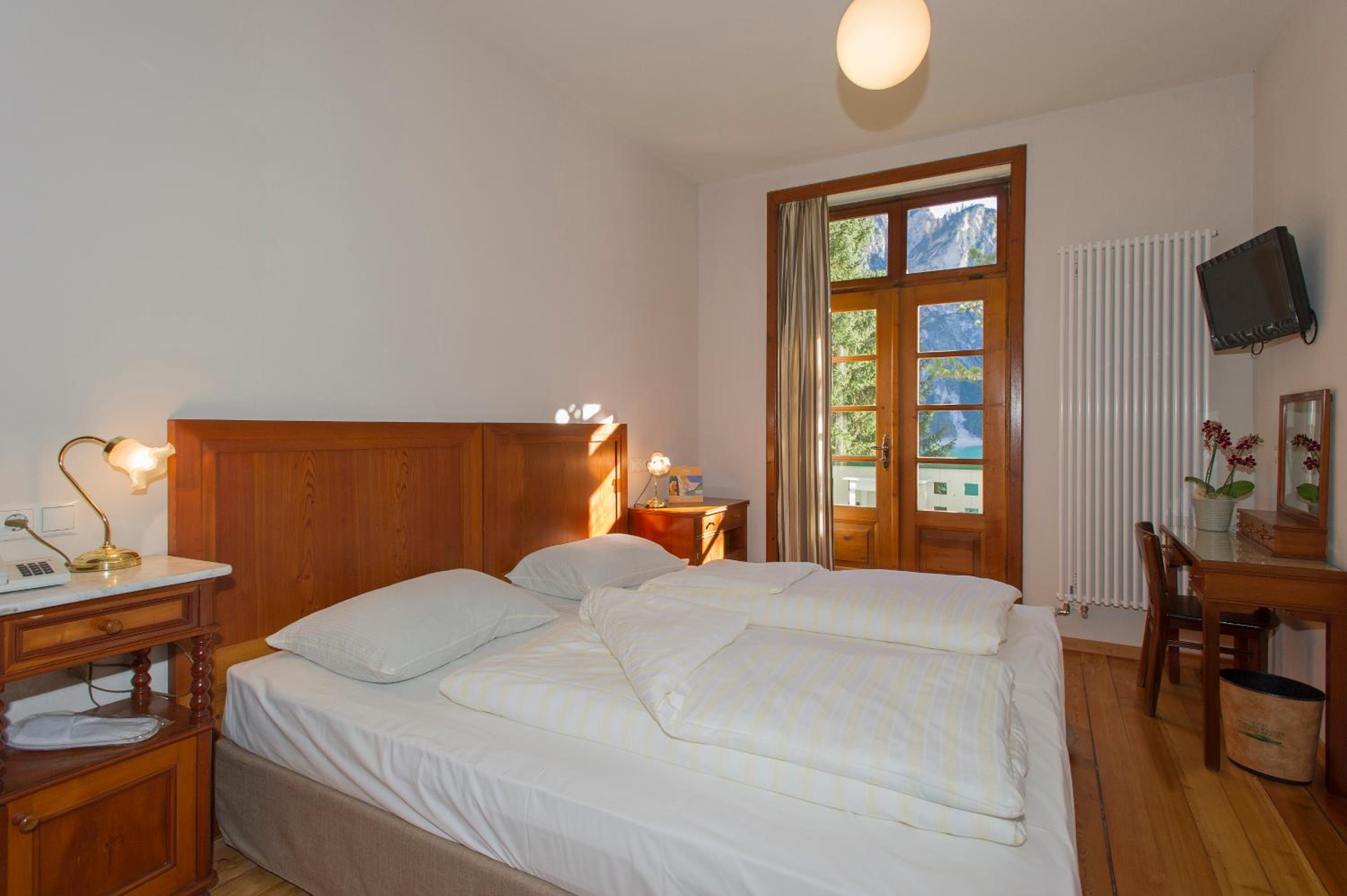 Standard Double Room with Lake View - Photo 4