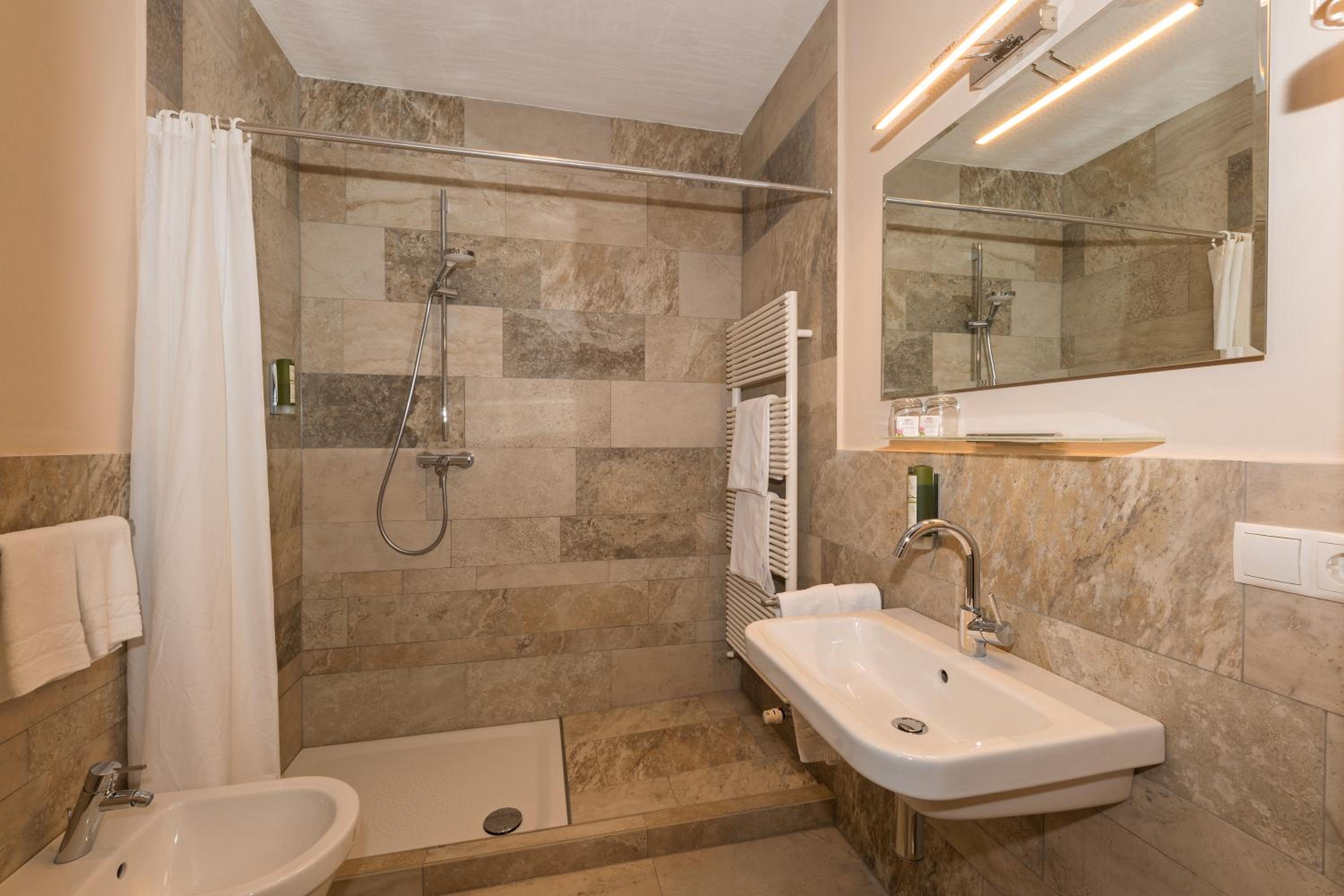 Suite with Lake View - Photo 3