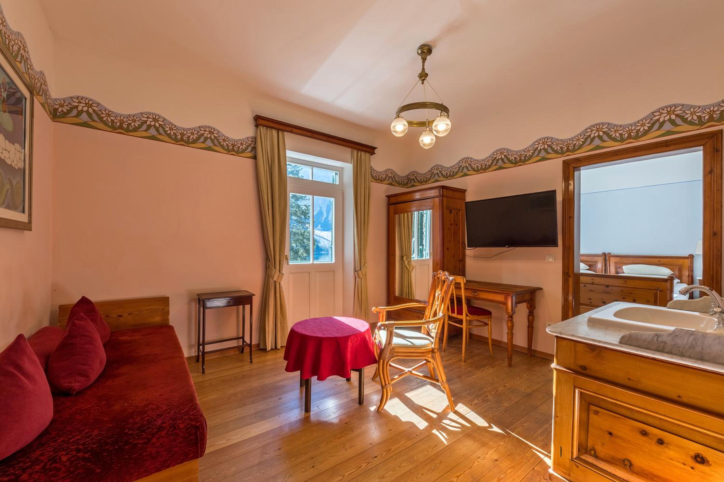 Suite with Lake View - Photo 8