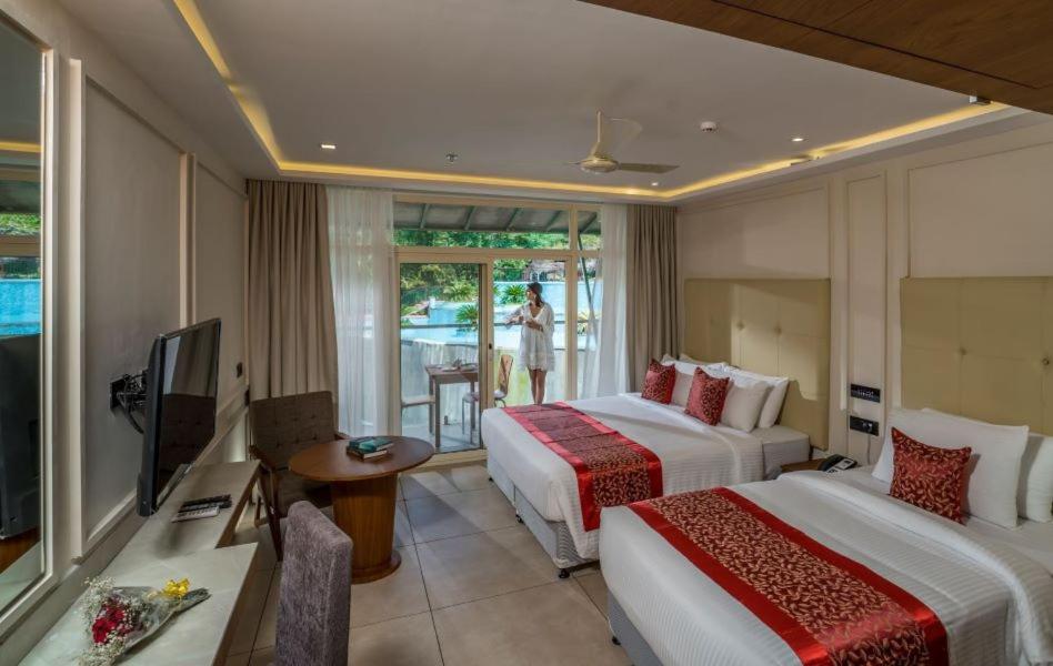 Superior Family Room photo 3
