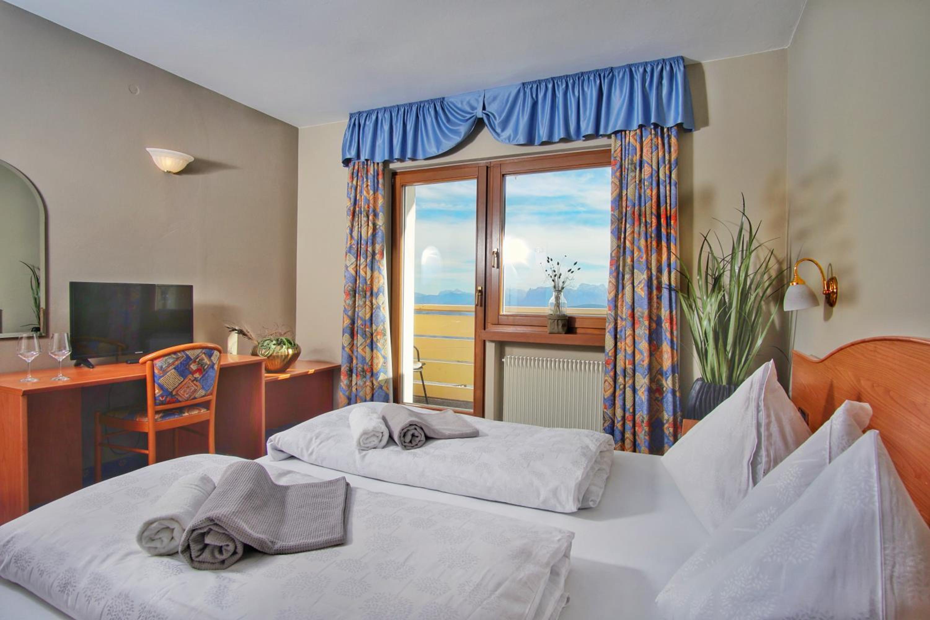 Deluxe Double Room with Balcony - Photo 10