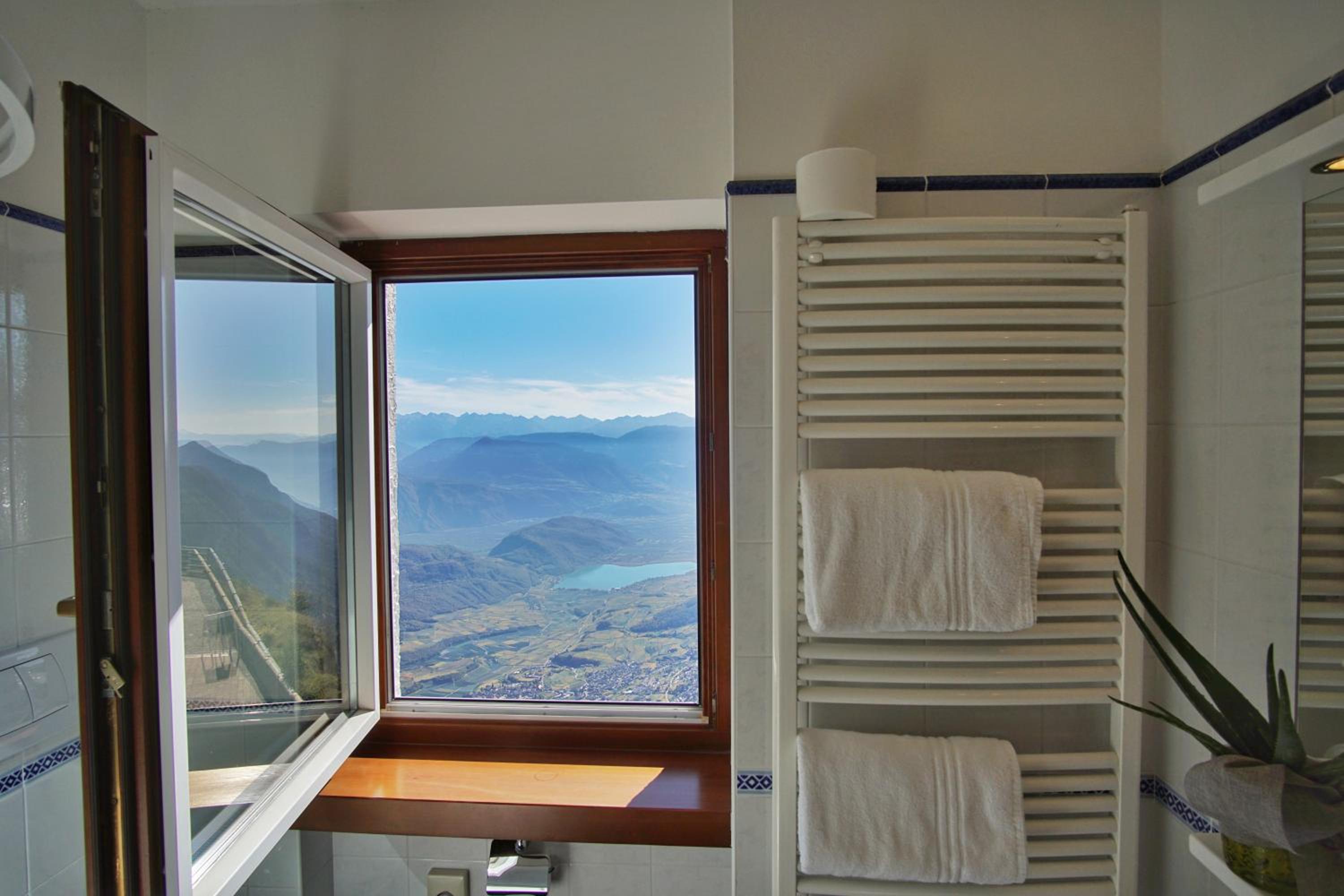 Deluxe Double Room with Balcony - Photo 11