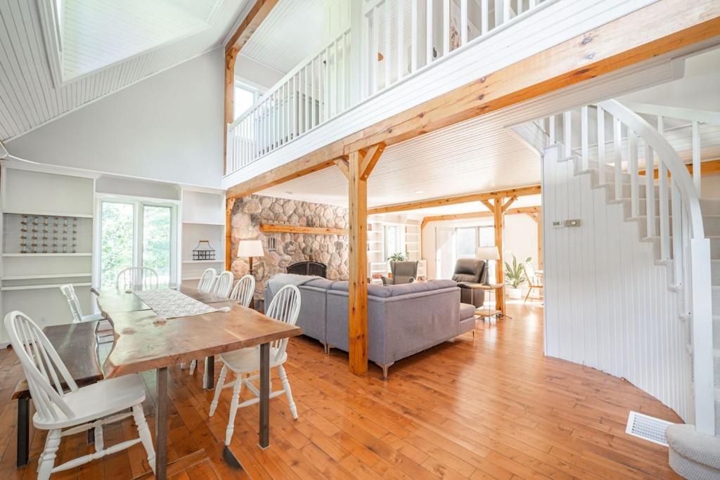 Six-Bedroom House photo 2