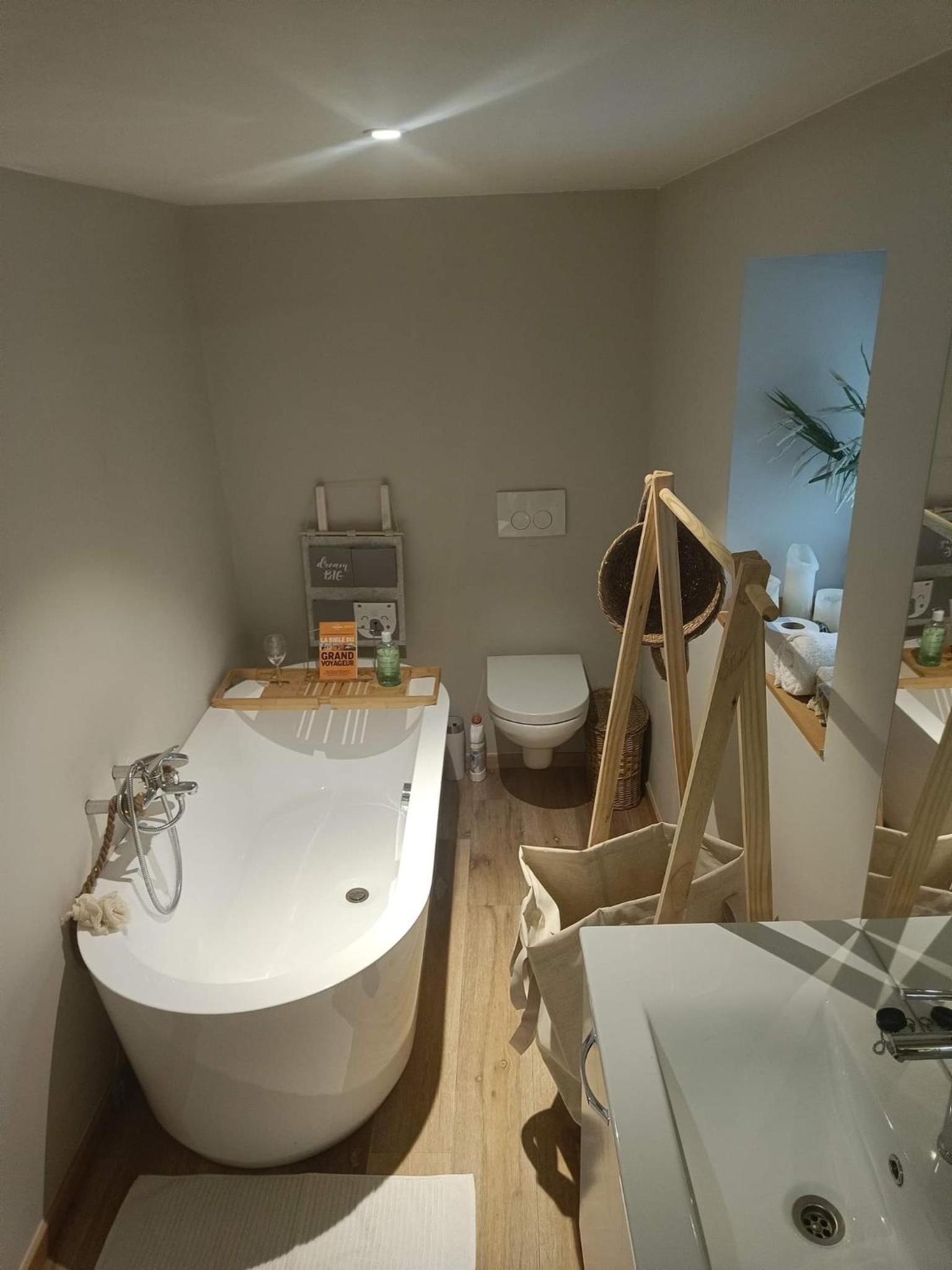 Single Room with Private Bathroom photo 2