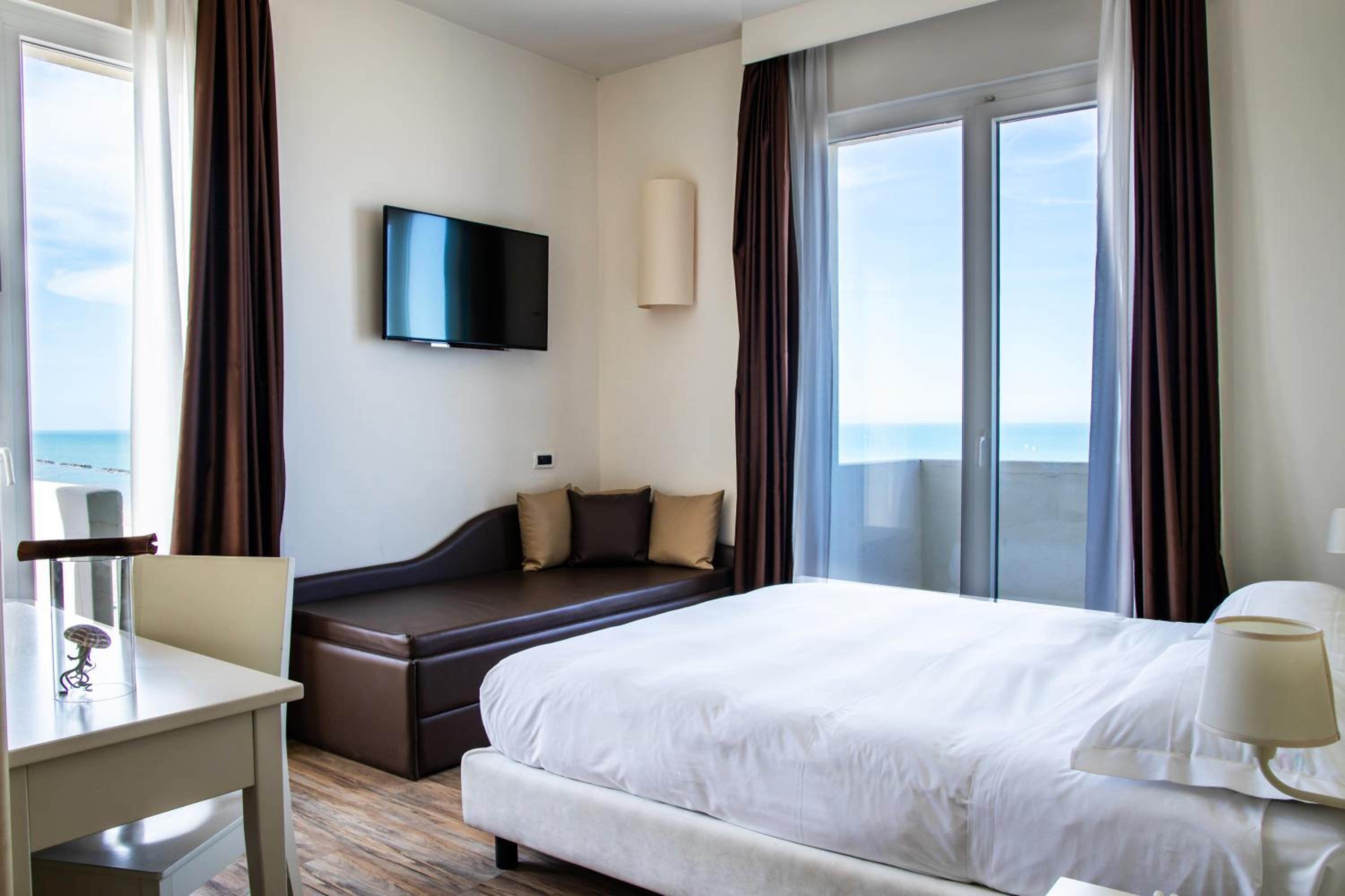 Deluxe Double or Twin Room - Photo 6