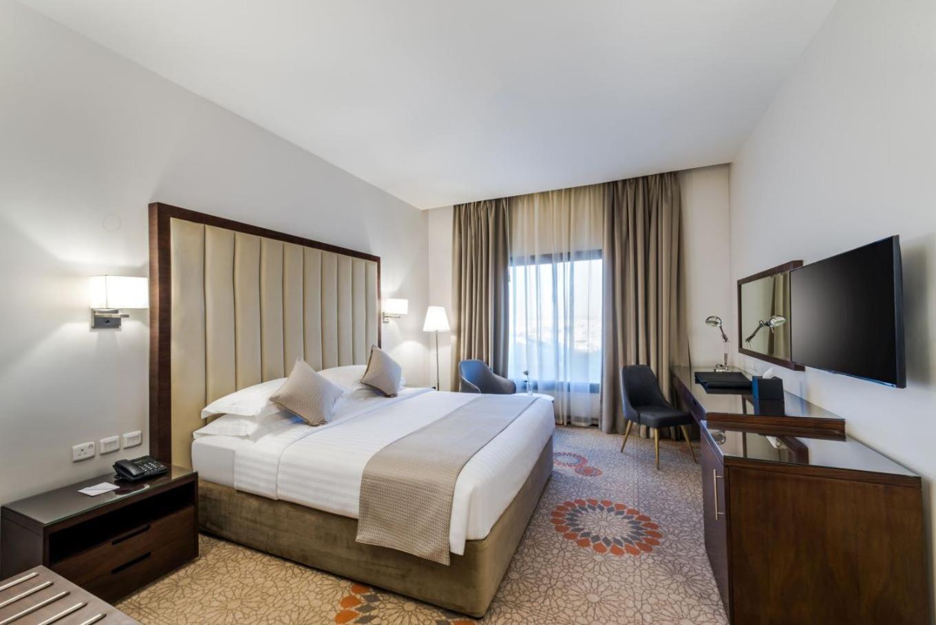 Superior King Room - Non-Smoking - Photo 7