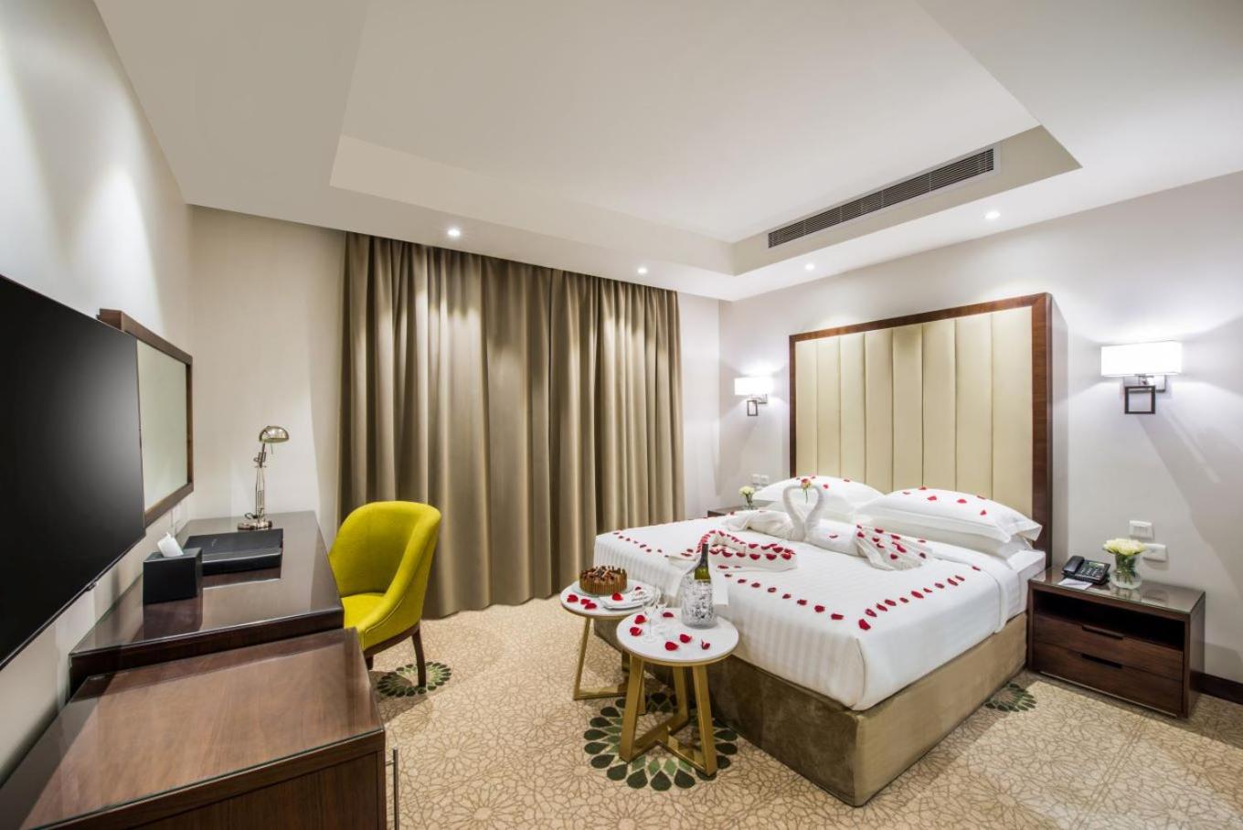 Executive King Suite - Non-Smoking - Photo 4