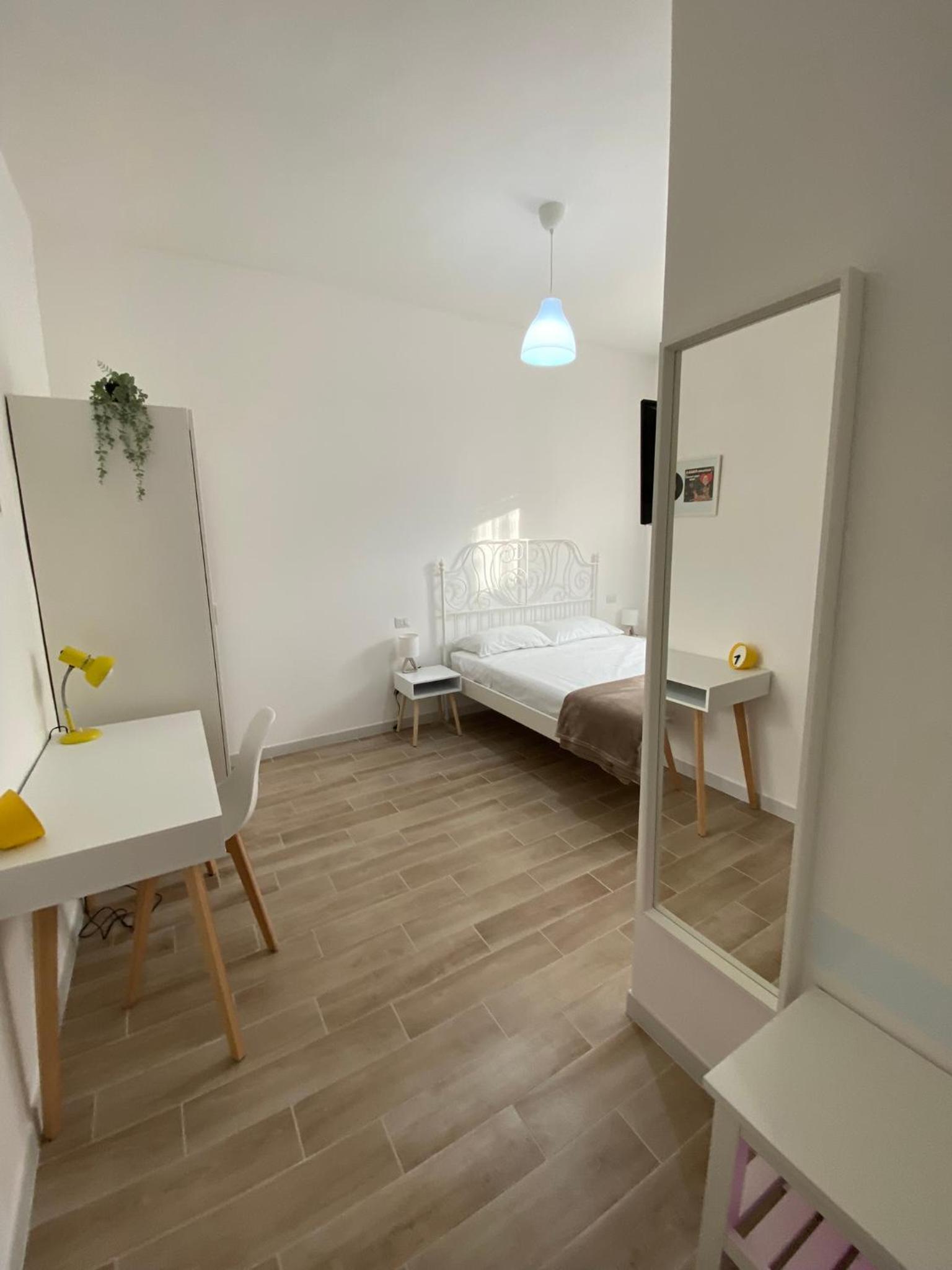 Double Room with Private Bathroom - Photo 7