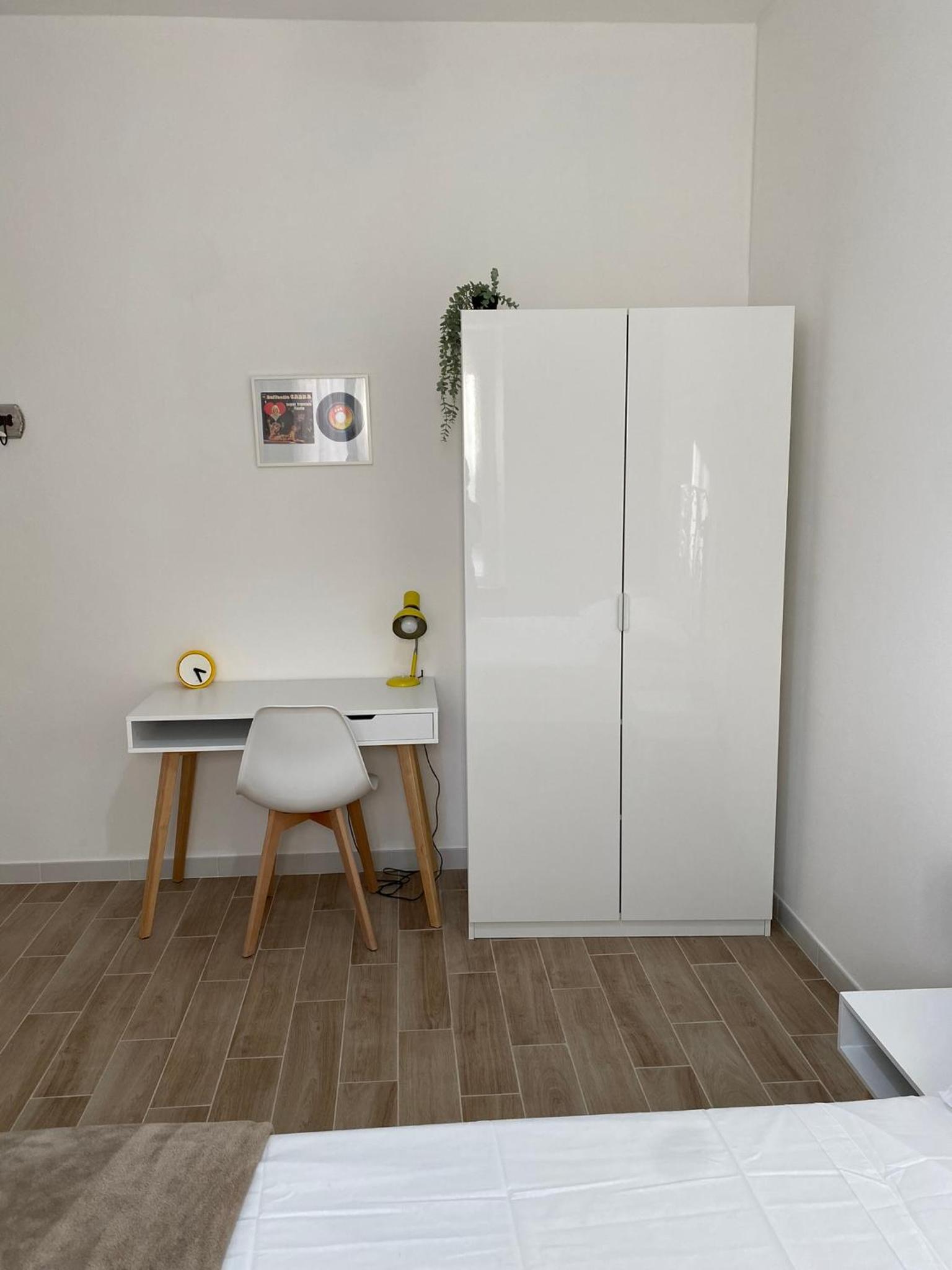 Double Room with Private Bathroom - Photo 11
