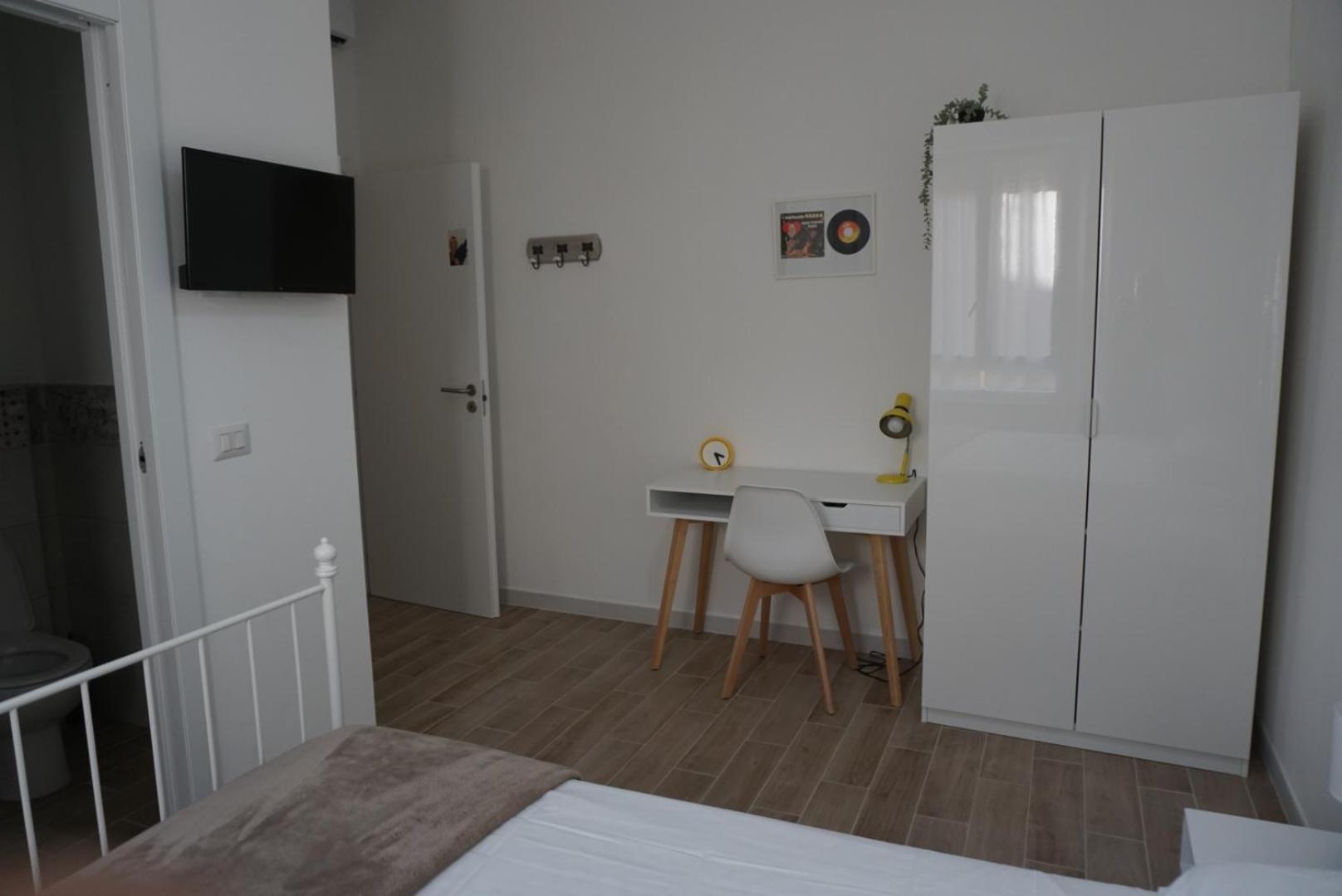 Double Room with Private Bathroom - Photo 10