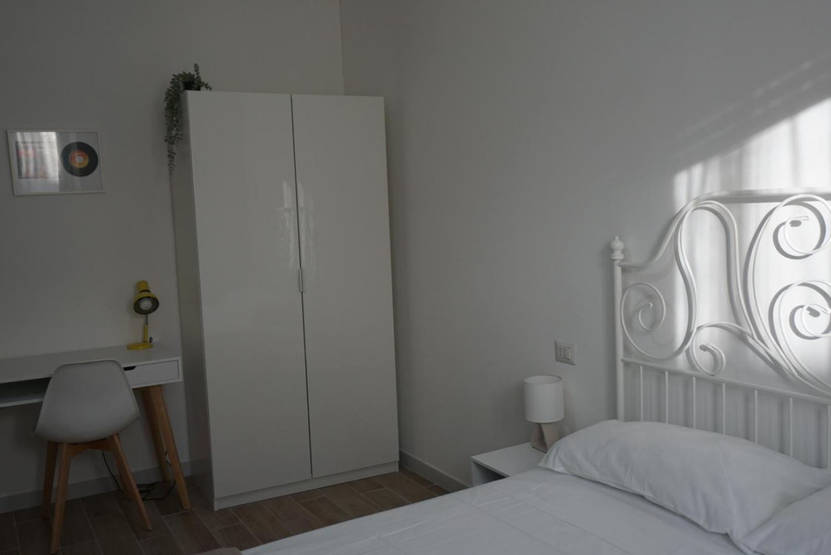 Double Room with Private Bathroom - Photo 9