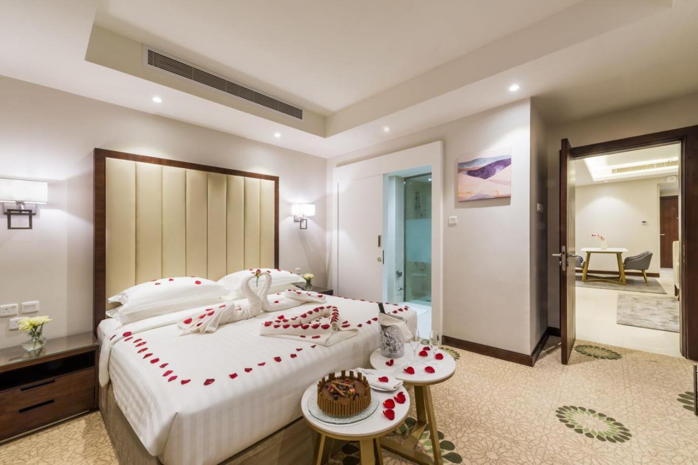 Executive King Suite - Non-Smoking - Photo 2