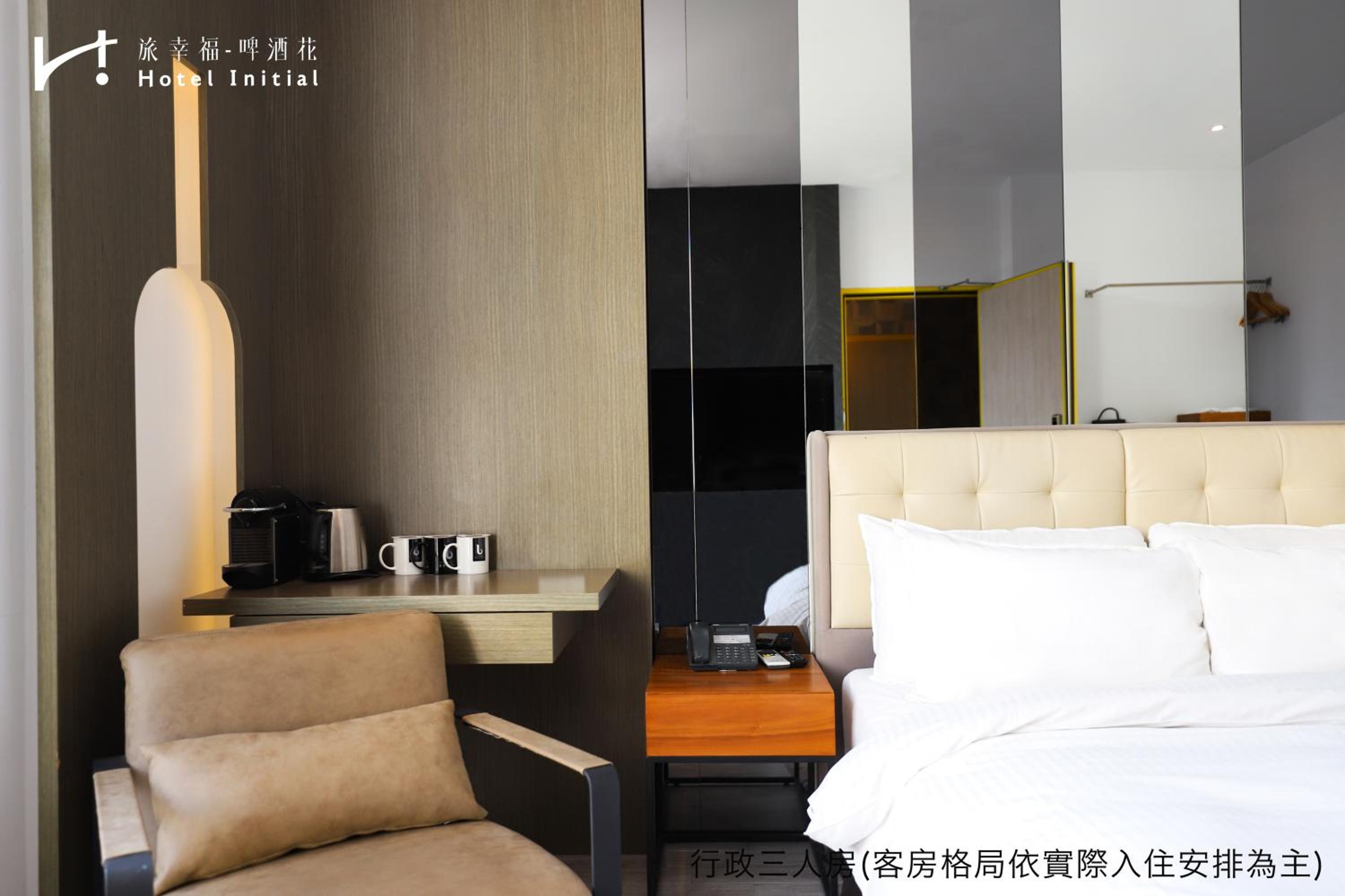 Superior Triple Room with Balcony thumbnail 5