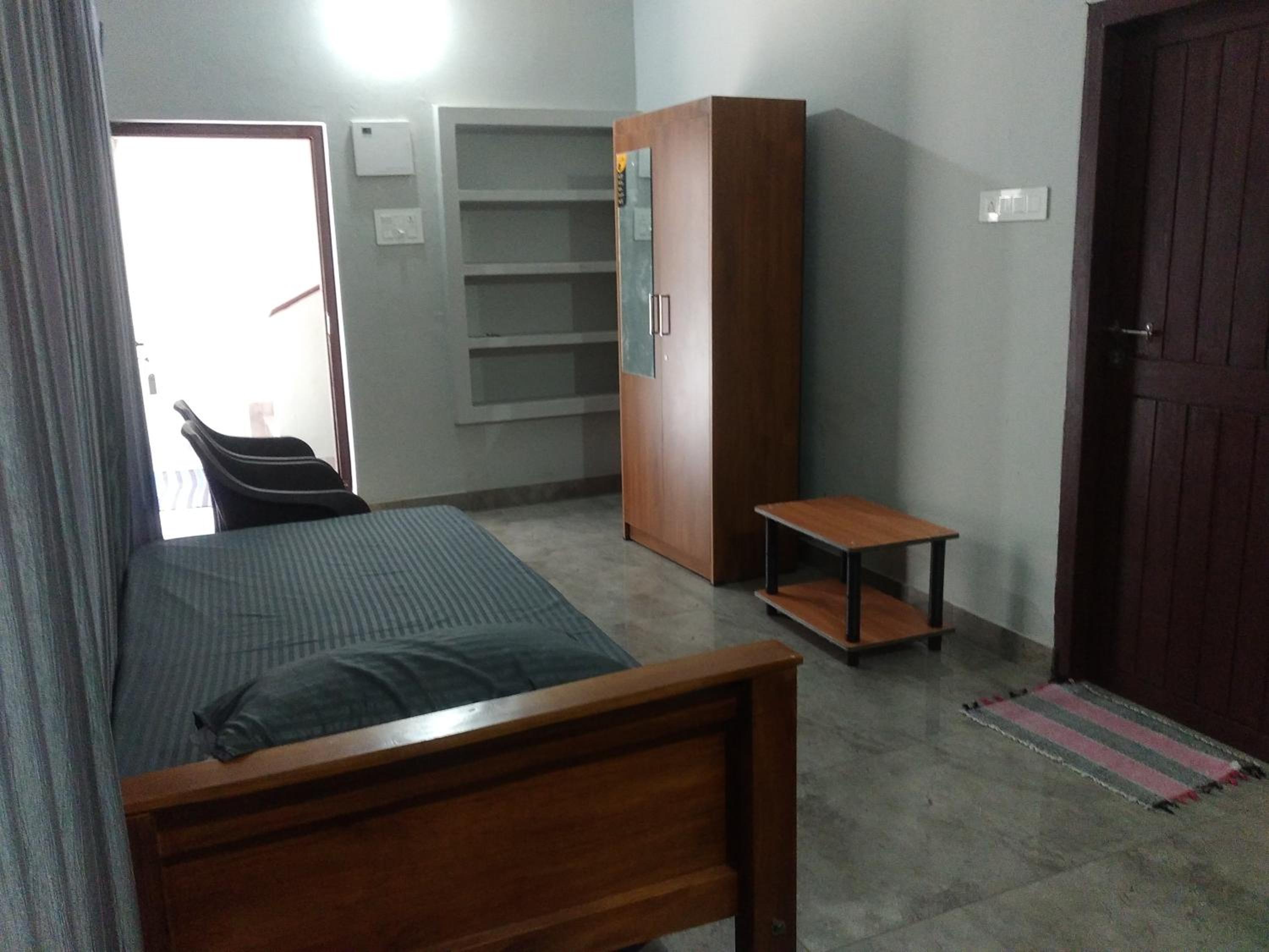 One-Bedroom Apartment photo 1