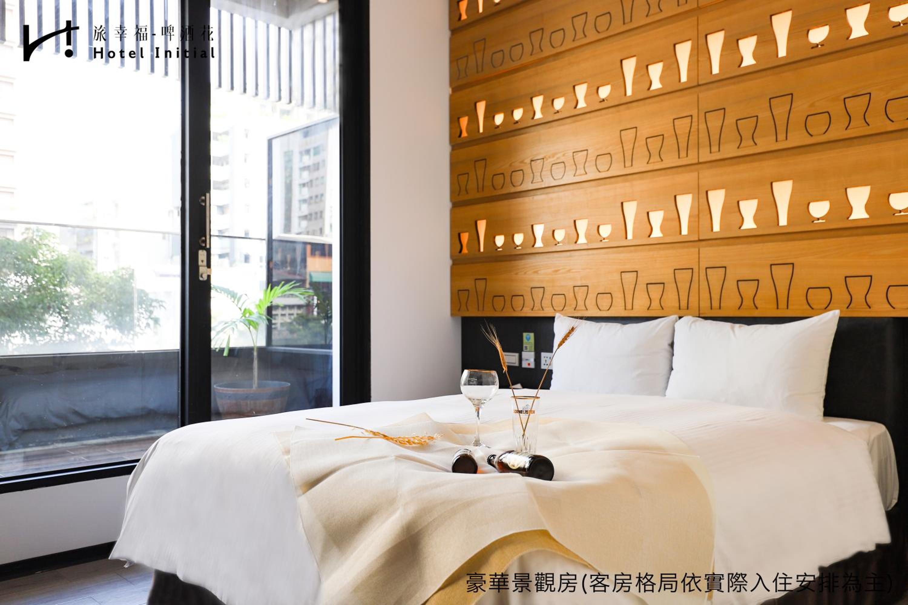 Deluxe View Room with Balcony thumbnail 6