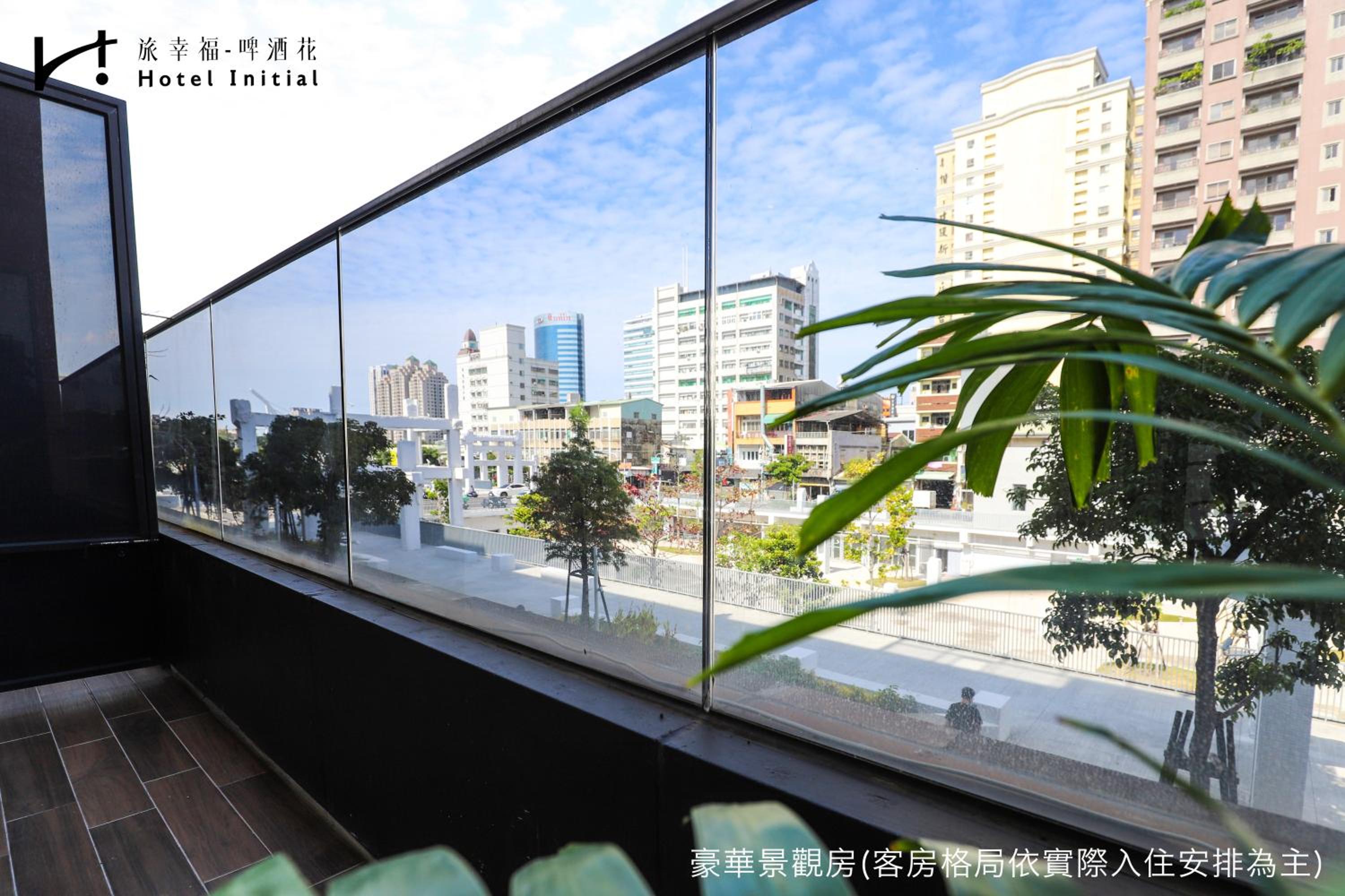 Deluxe View Room with Balcony thumbnail 5